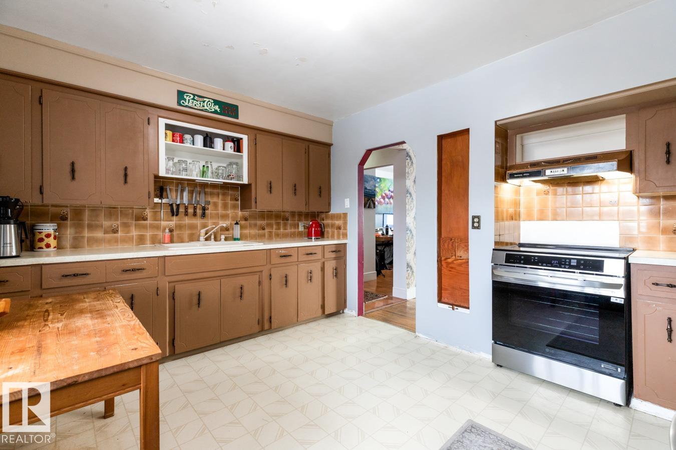 Photo 10 at 7708 78 Avenue NW, King Edward Park, Edmonton