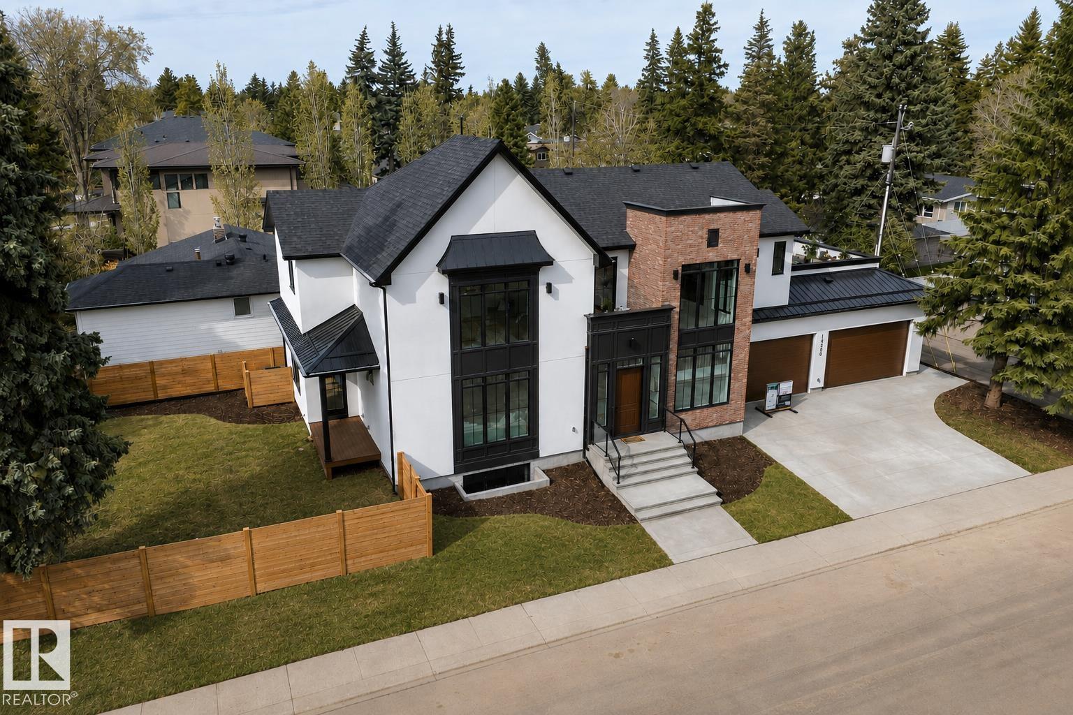 14320 MACKENZIE Drive, Edmonton, AB T5R 5V7