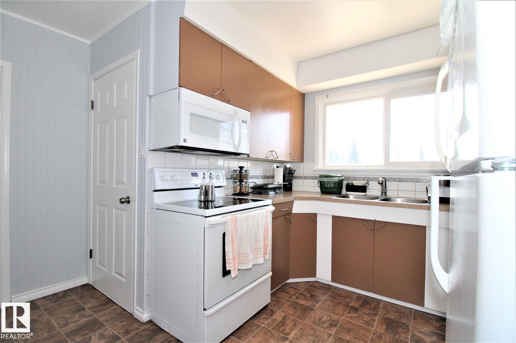 Photo 14 at 12111 137 Avenue NW, Kensington, Edmonton