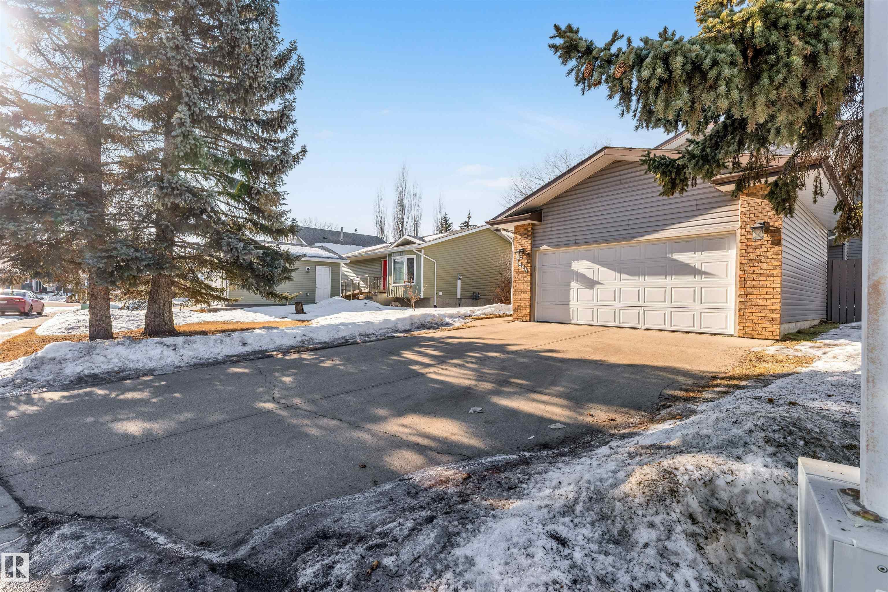 Photo 3 at 3824 48 Street NW, Minchau, Edmonton