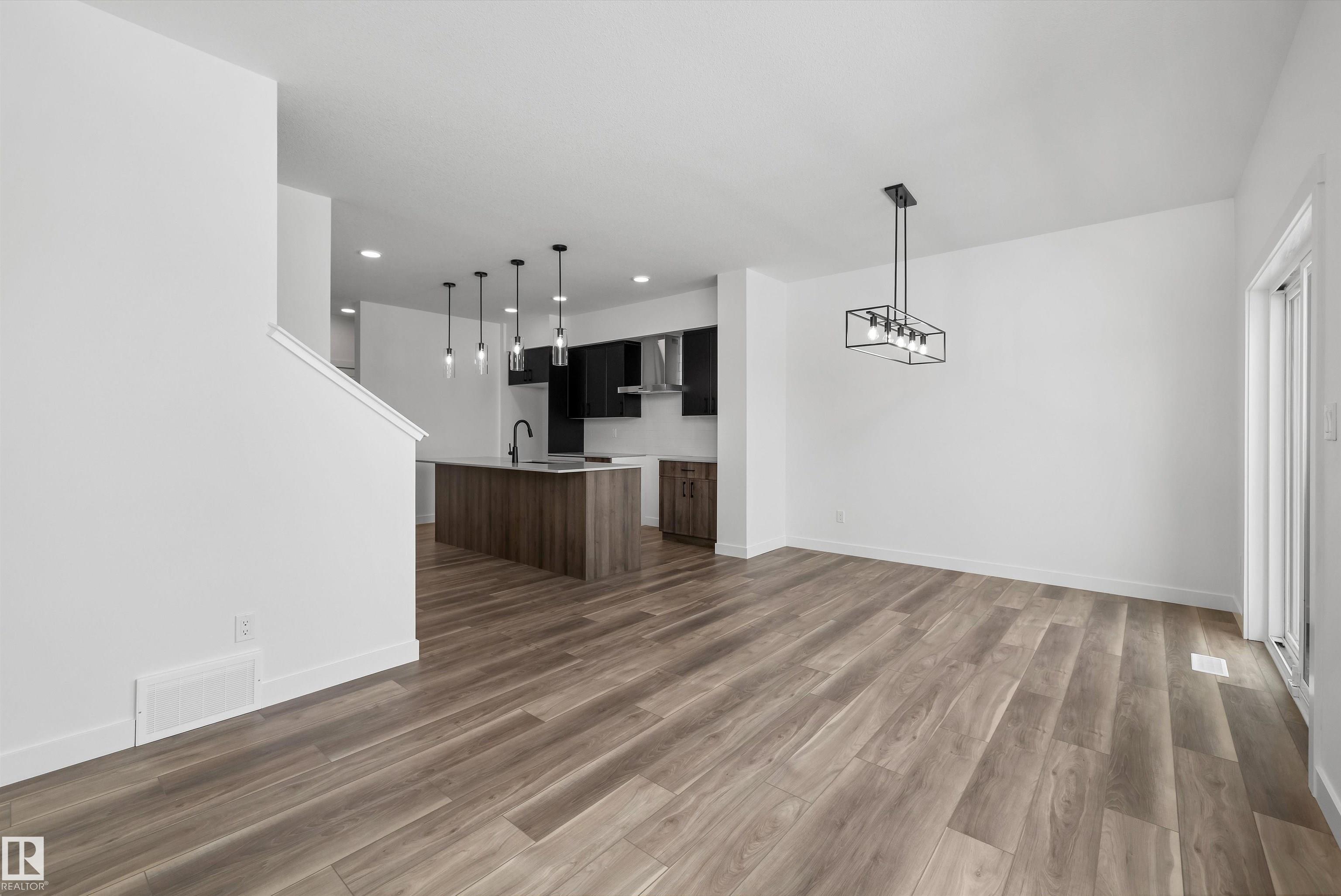 https://zimg.paragon.ice.com/ParagonImages/Property/PM/RAE/225386535/13/0/0/13e11053d15bb6c571a638bb2a83f12c/1/28da16dd428cb93797e90d7ce21af409/225386535-8c28e63f-d24d-4432-8e18-9579f6f5ae6f.JPG