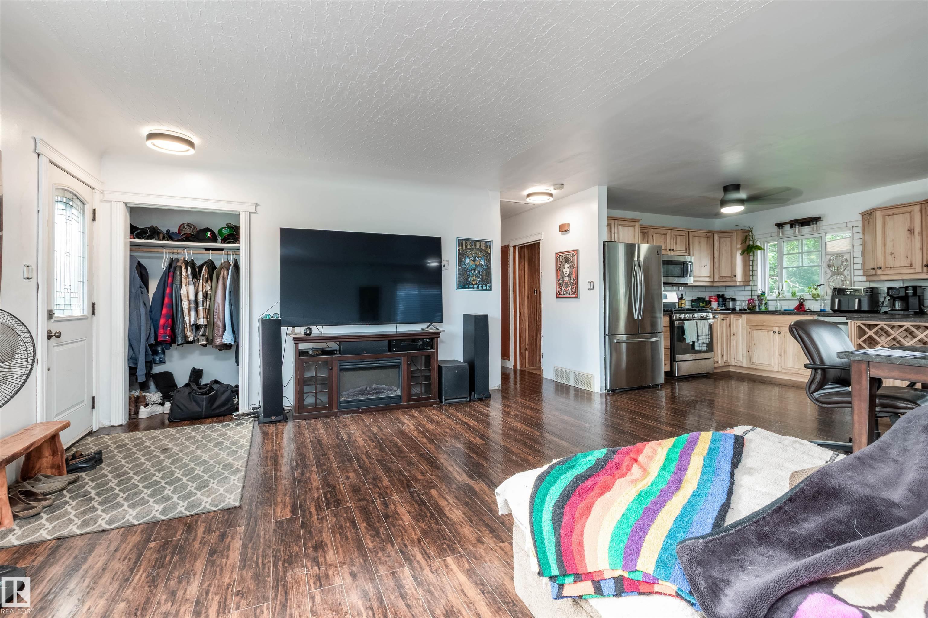 Photo 11 at 10624 40 Street NW, Gold Bar, Edmonton