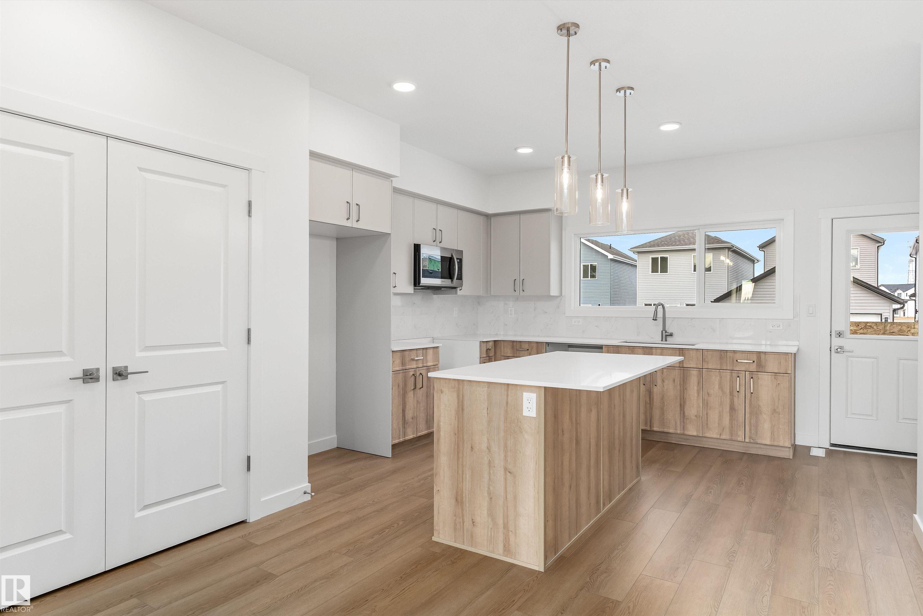 https://zimg.paragon.ice.com/ParagonImages/Property/PM/RAE/225386754/14/0/0/3824f19287a71c8b69808300d33c3971/1/37e28c628ae79f154edd47c306e96107/225386754-f438559d-ebff-40cb-96f5-123d2e2c1ab5.JPG