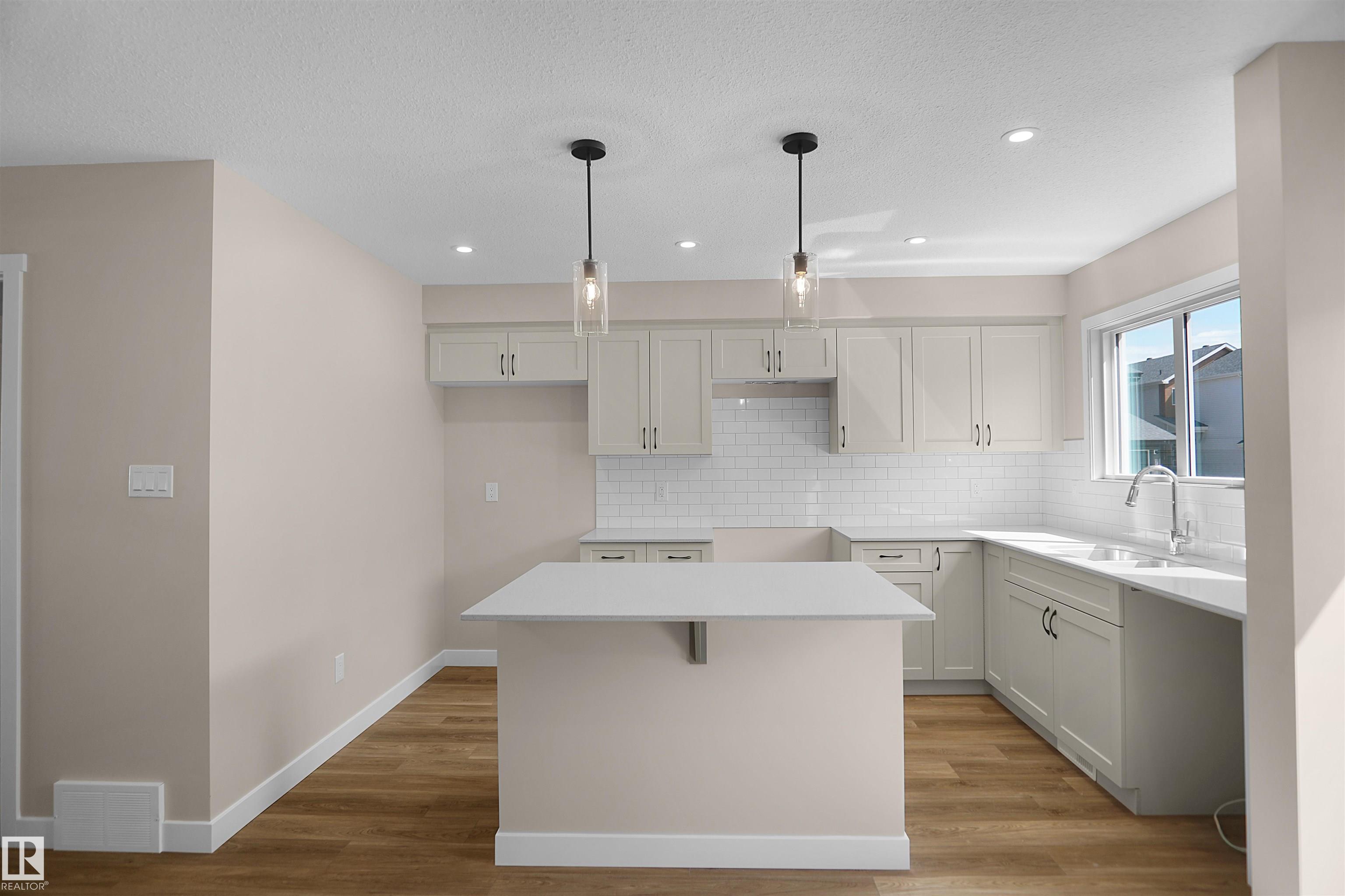 https://zimg.paragon.ice.com/ParagonImages/Property/PM/RAE/225386777/12/0/0/c618cd1c9e024574ac69fba1c1ea1392/1/5ebe62621c99c05be0f65c1b39406875/225386777-4e5ae894-167a-42f6-a671-130df05b0406.JPG