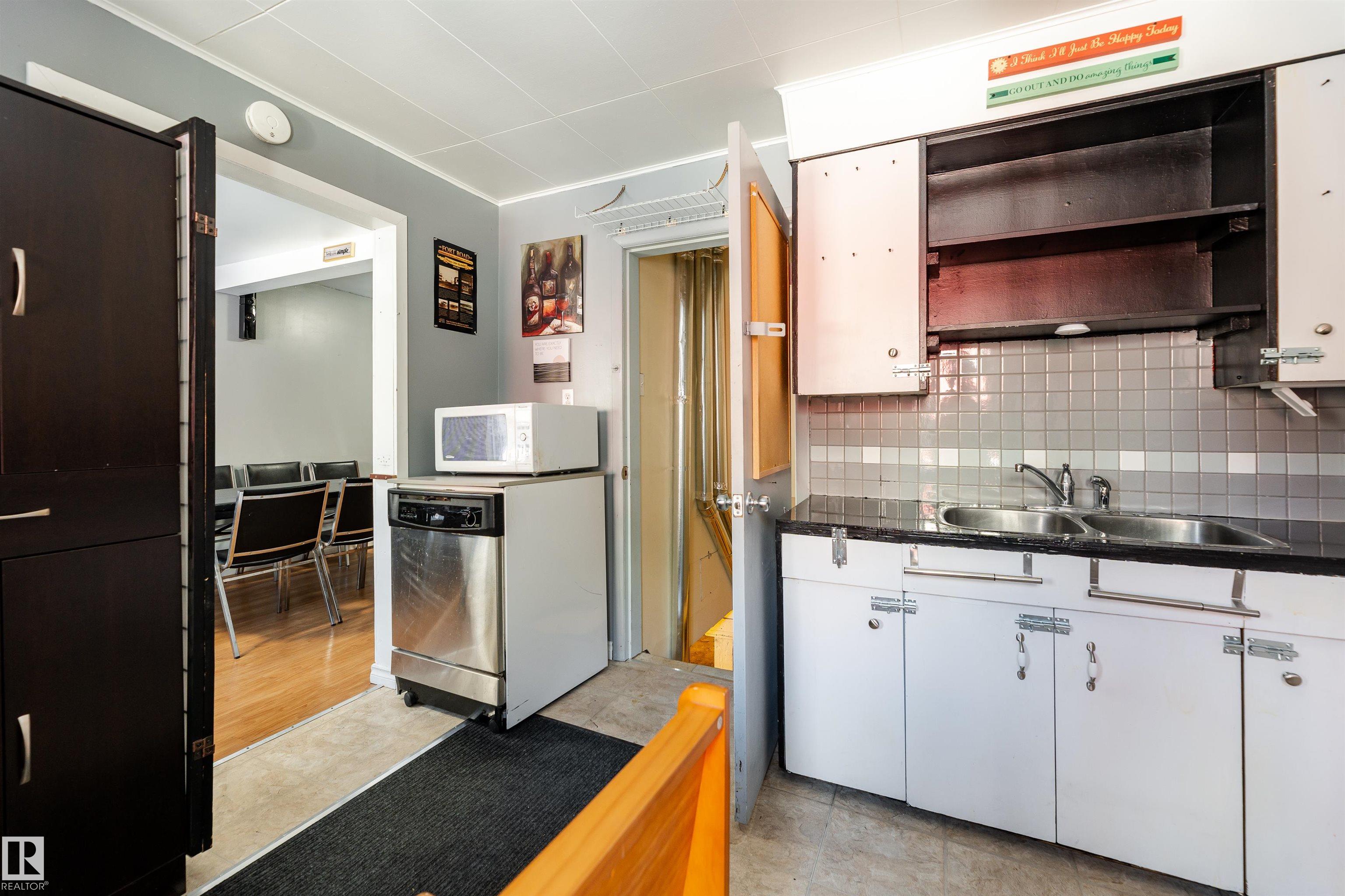 https://zimg.paragon.ice.com/ParagonImages/Property/PM/RAE/225386839/15/0/0/5f396e46e18aad15d368f61a39c411b5/1/c13a6eafc204085b77d102e21fa4f3b7/225386839-b61bf230-92b1-4d5f-99f3-4fef1c67e4e8.JPG