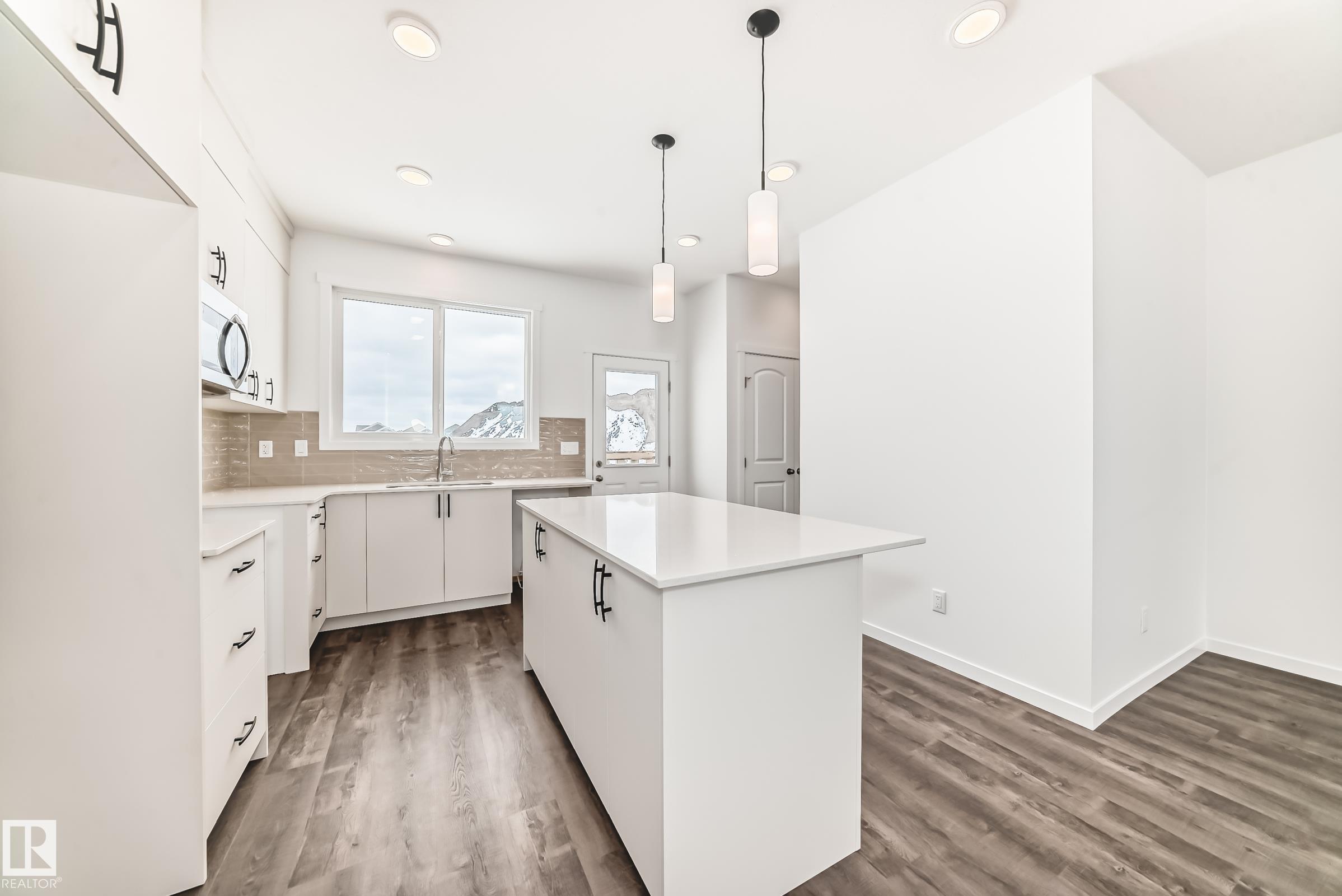 https://zimg.paragon.ice.com/ParagonImages/Property/PM/RAE/225386914/6/0/0/90d88bdd4fe6cddaa6ff684ff96c051e/1/0ba90085ef655ceb4fefb4f5899d131d/225386914-0f969d4f-1a83-498d-ad13-f9d1d8fdf726.JPG