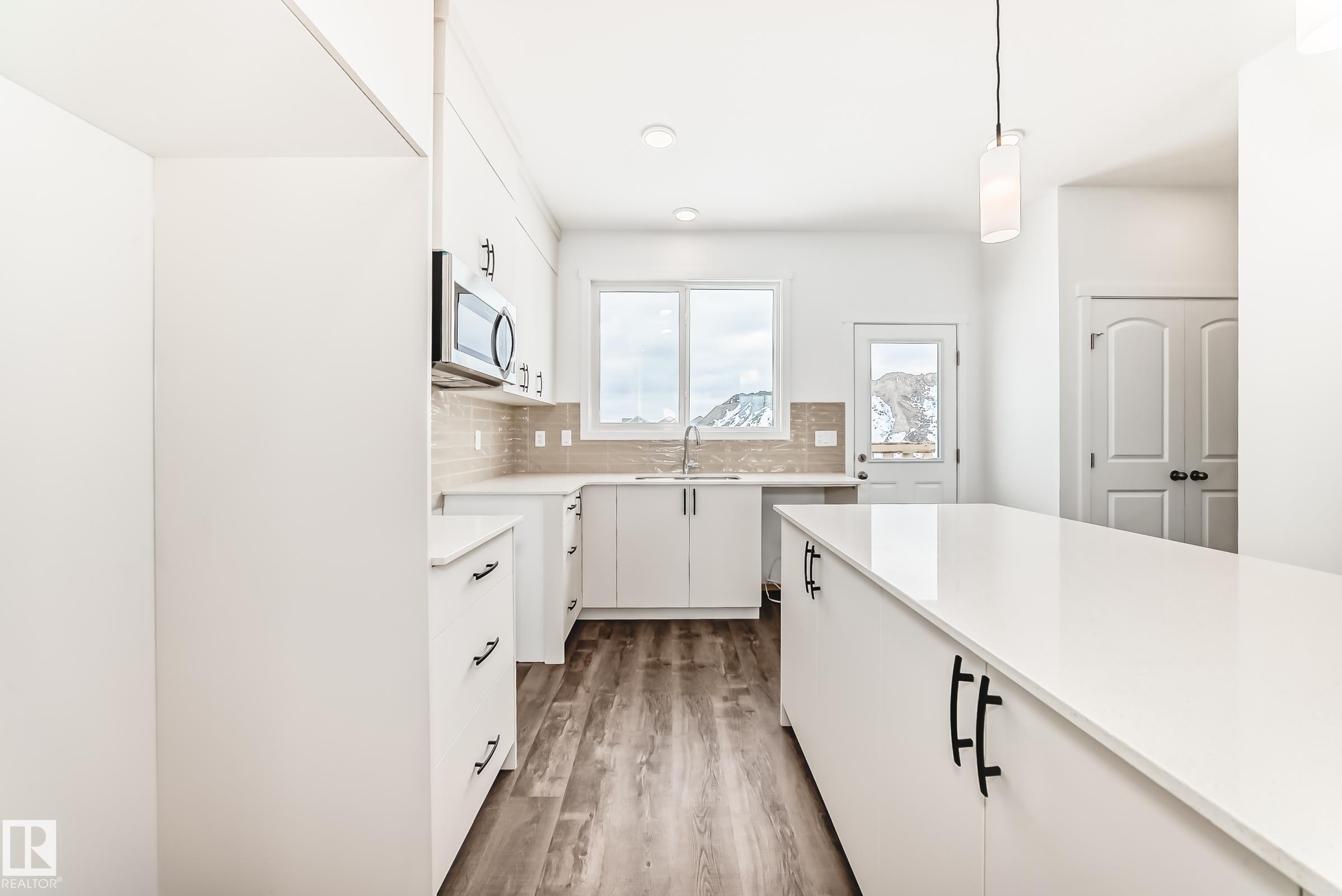 https://zimg.paragon.ice.com/ParagonImages/Property/PM/RAE/225386914/7/0/0/4170bd9136bcf8f383b5f2bb1881c961/1/0ba90085ef655ceb4fefb4f5899d131d/225386914-818356f4-e4b0-4d0b-b987-c5e6d2497ef2.JPG