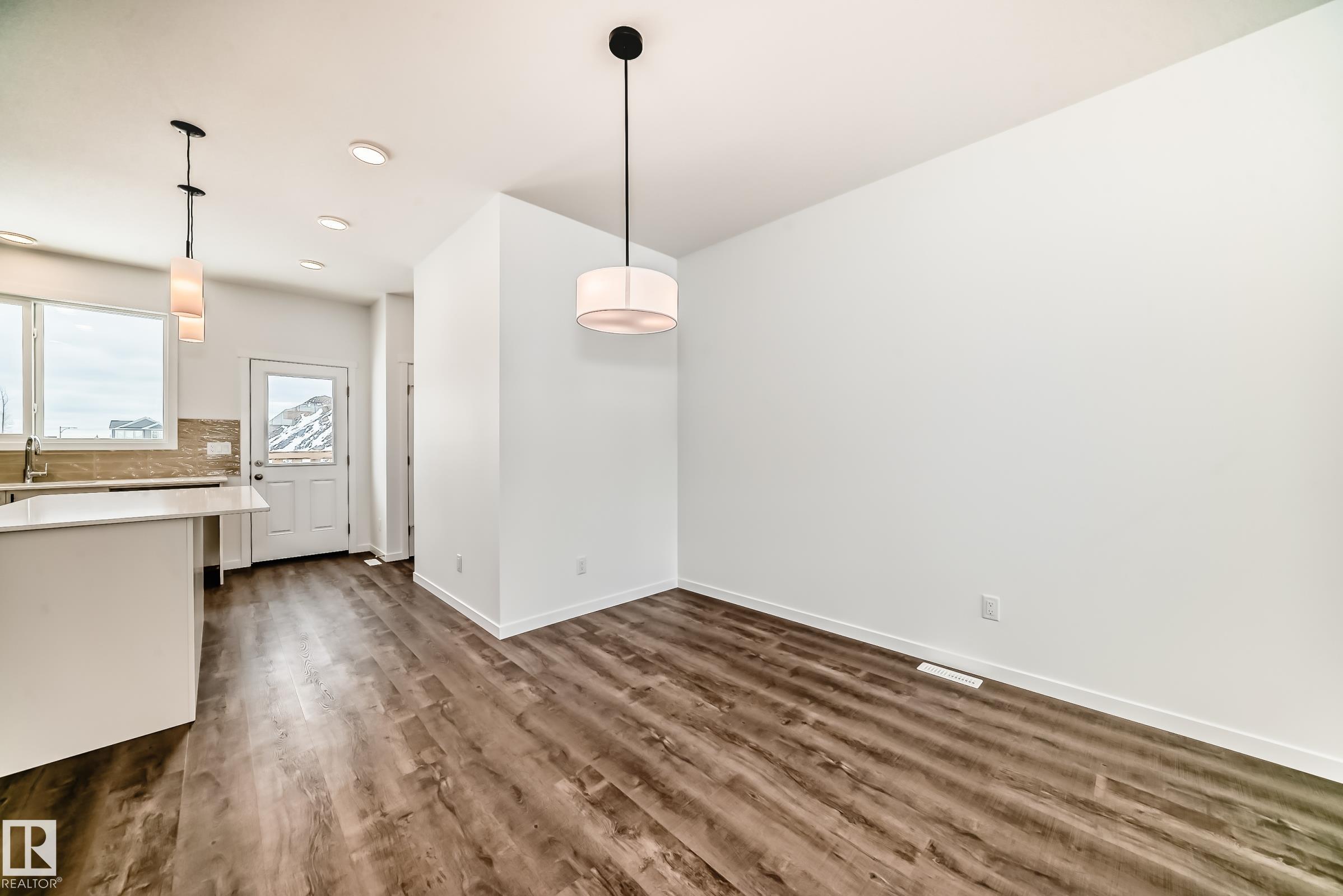 https://zimg.paragon.ice.com/ParagonImages/Property/PM/RAE/225386914/9/0/0/53125000306602530865e63d6da4495e/1/0ba90085ef655ceb4fefb4f5899d131d/225386914-9da300f9-d9b6-4c54-90fd-8f112f6b1f47.JPG
