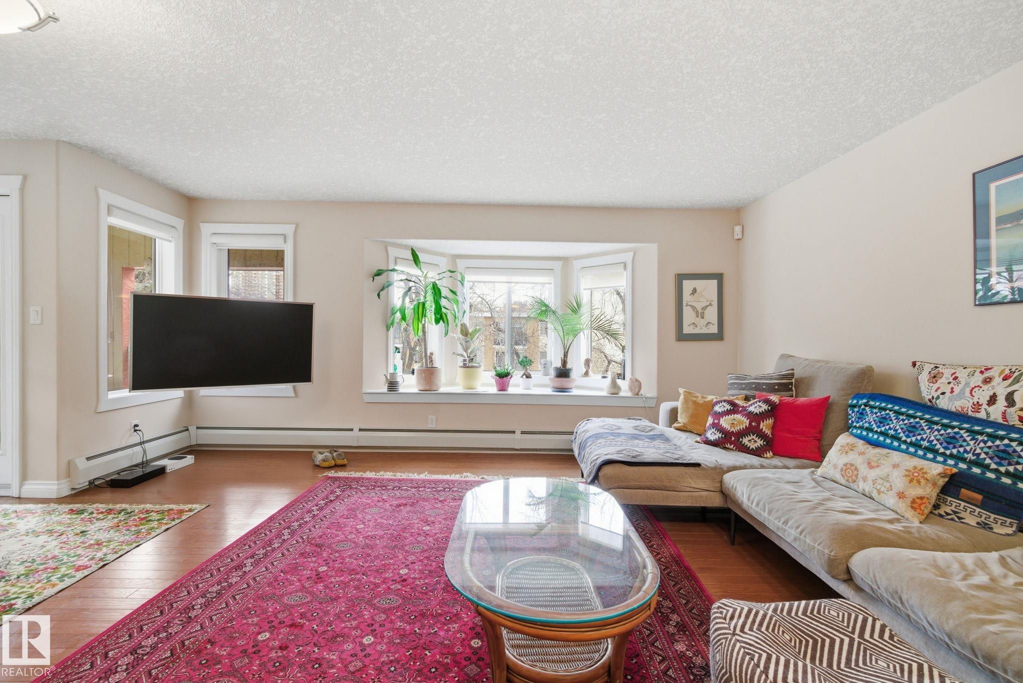 https://zimg.paragon.ice.com/ParagonImages/Property/PM/RAE/225386936/12/0/0/6d065c02a610a16572d366560cacb067/1/91e14404b54b43531711e94278a67b3f/225386936-01d8164b-7d1e-4e2a-891d-5fccbf09482f.JPG
