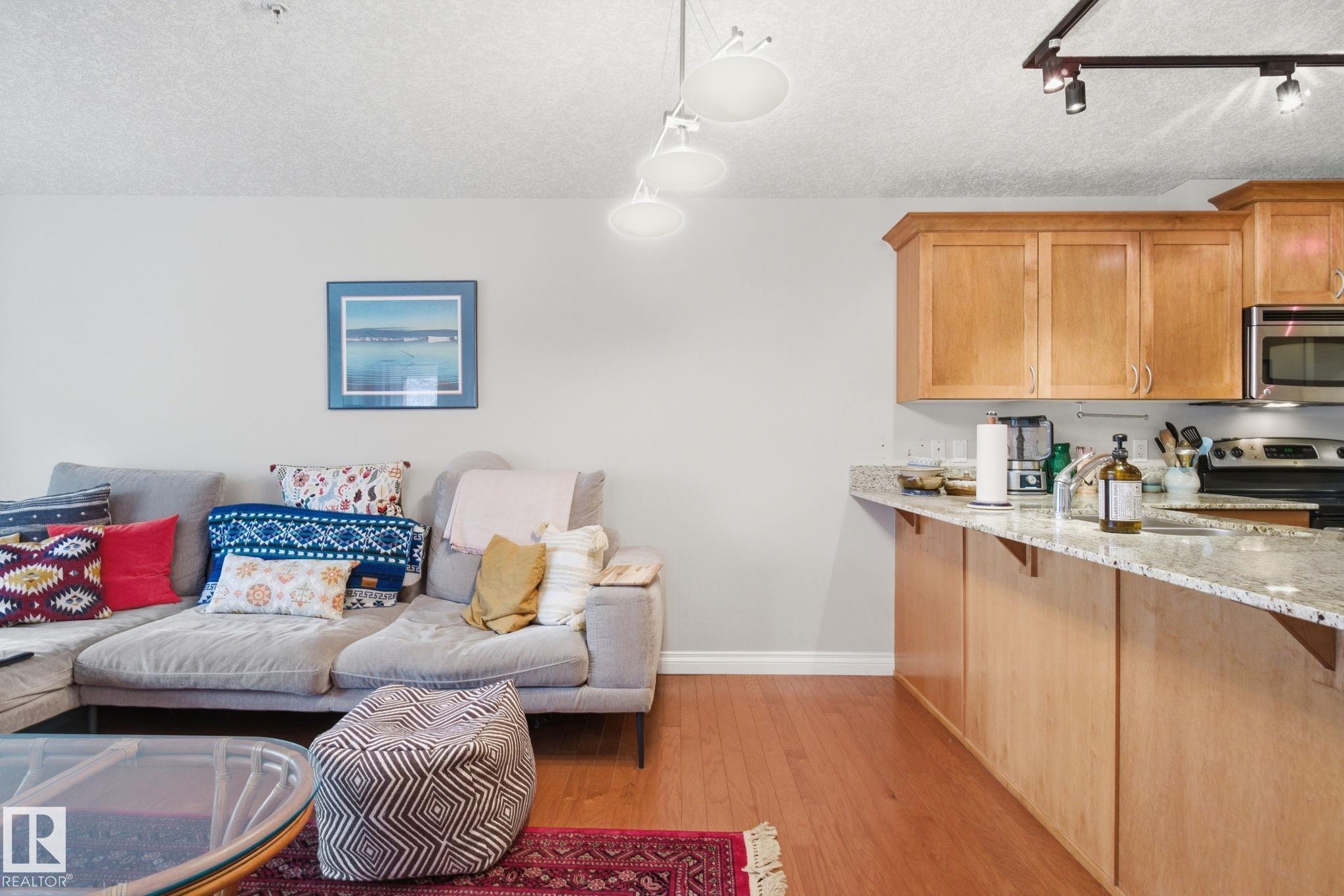 Photo 9 at 201 - 10235 116 Street NW, Wîhkwêntôwin, Edmonton