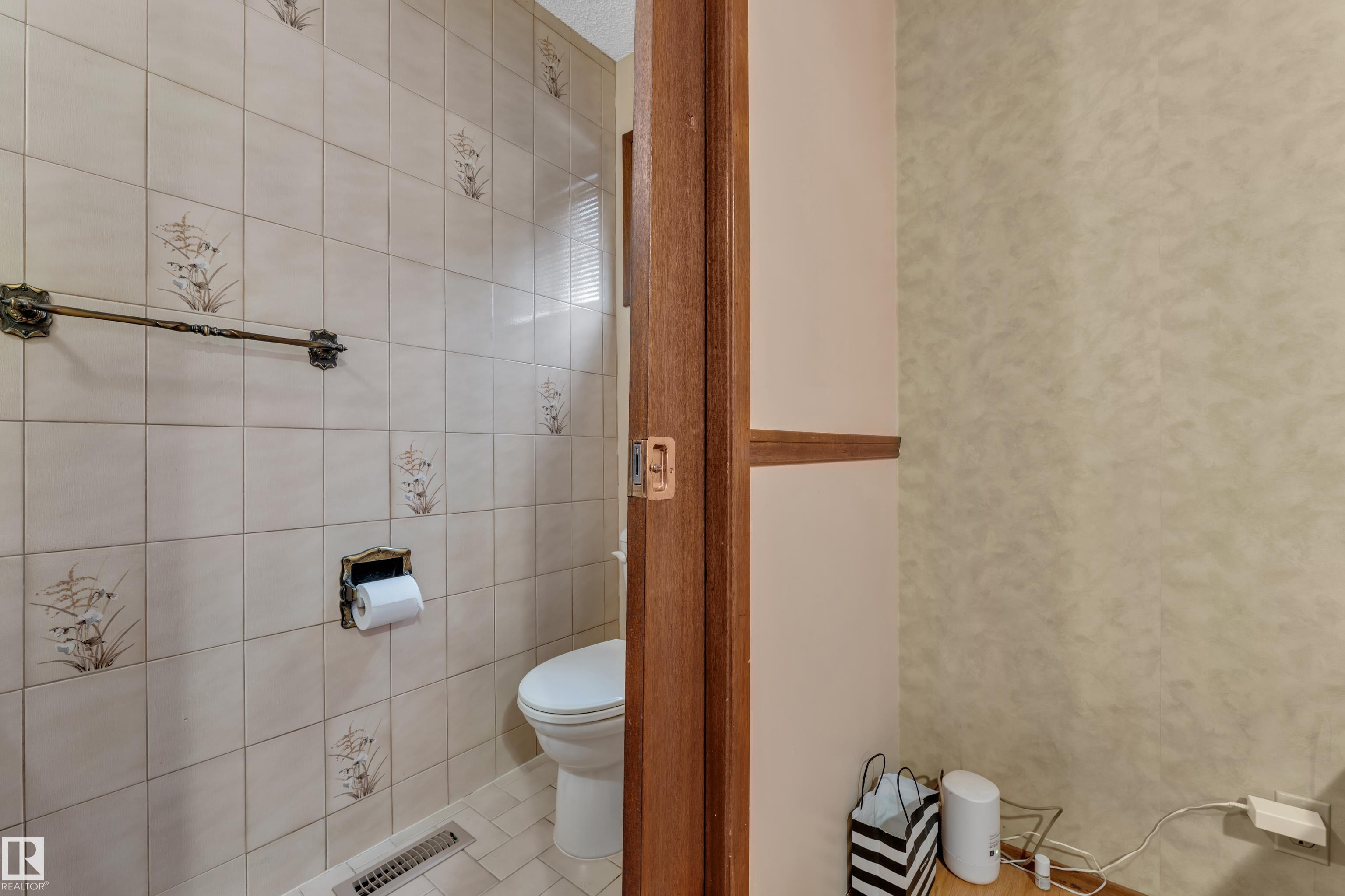 Photo 19 at 5504 18 Avenue NW, Meyokumin, Edmonton