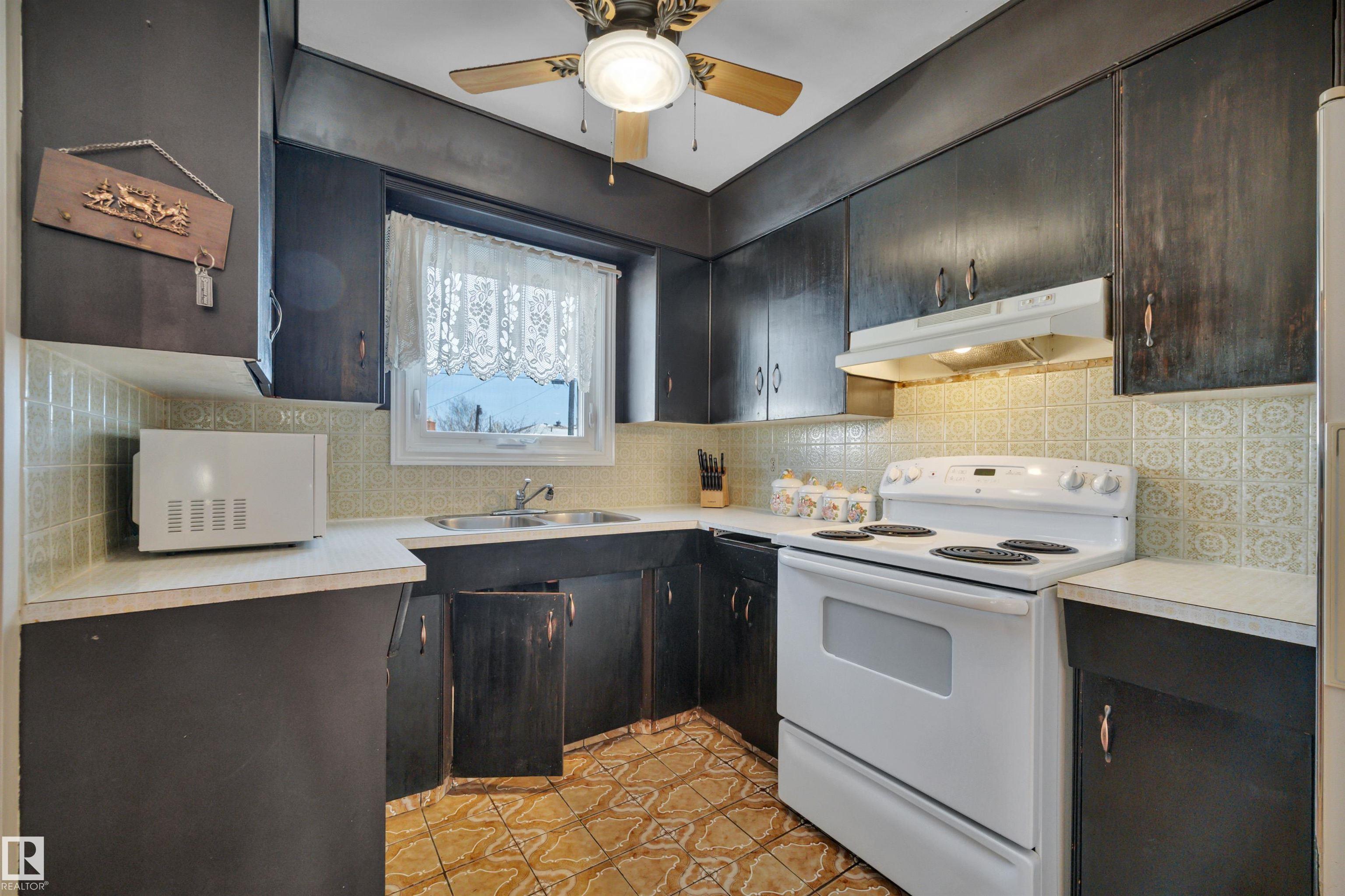 Photo 13 at 8104 135 Avenue NW, Delwood, Edmonton