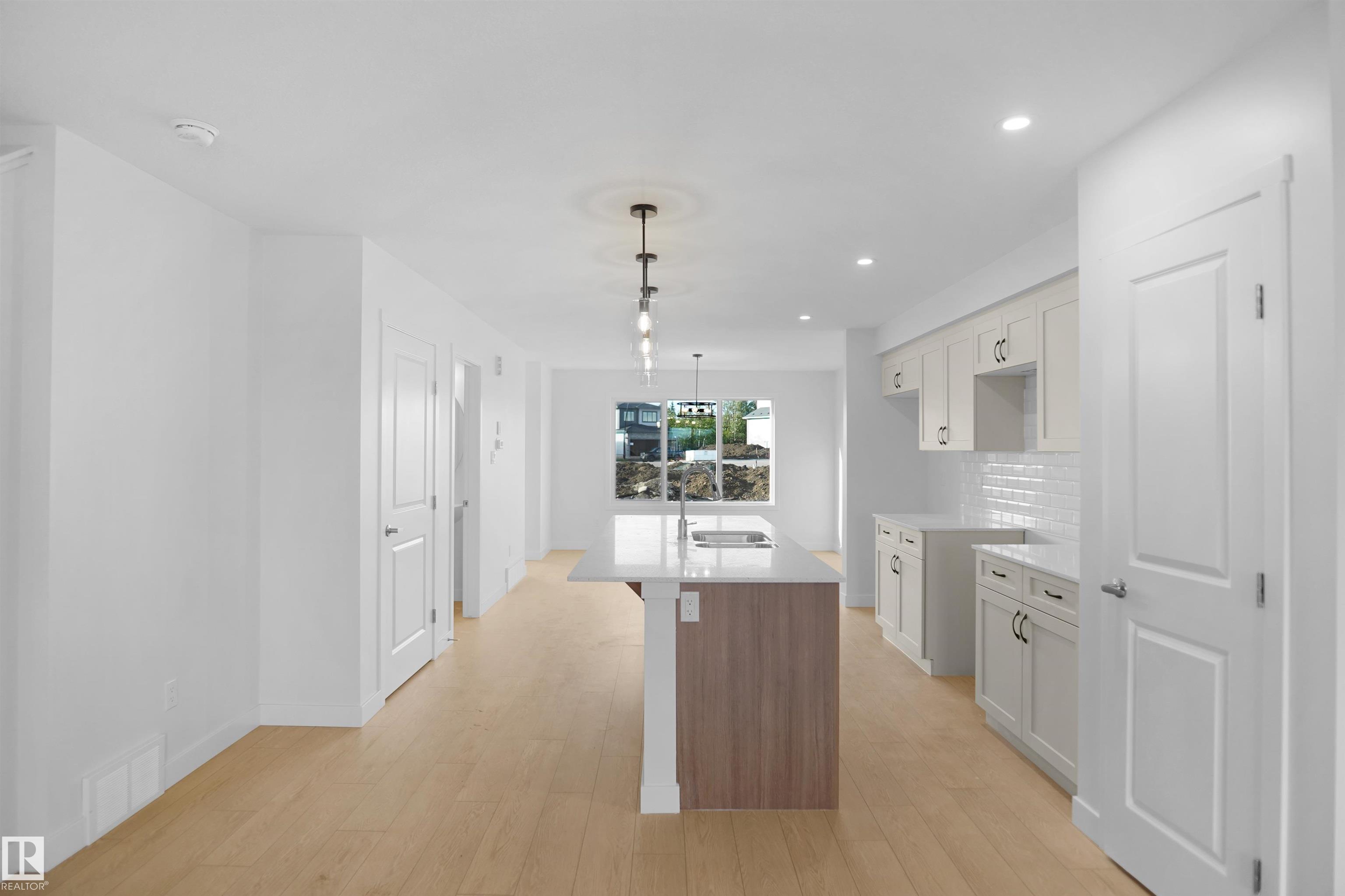https://zimg.paragon.ice.com/ParagonImages/Property/PM/RAE/225387007/6/0/0/70a6e3bcddf3a95527f56cf799dacb38/1/1fafe40fbd025a1e12d03a80c942b48d/225387007-41400c55-2d2b-492e-abd5-a92a49184f30.JPG