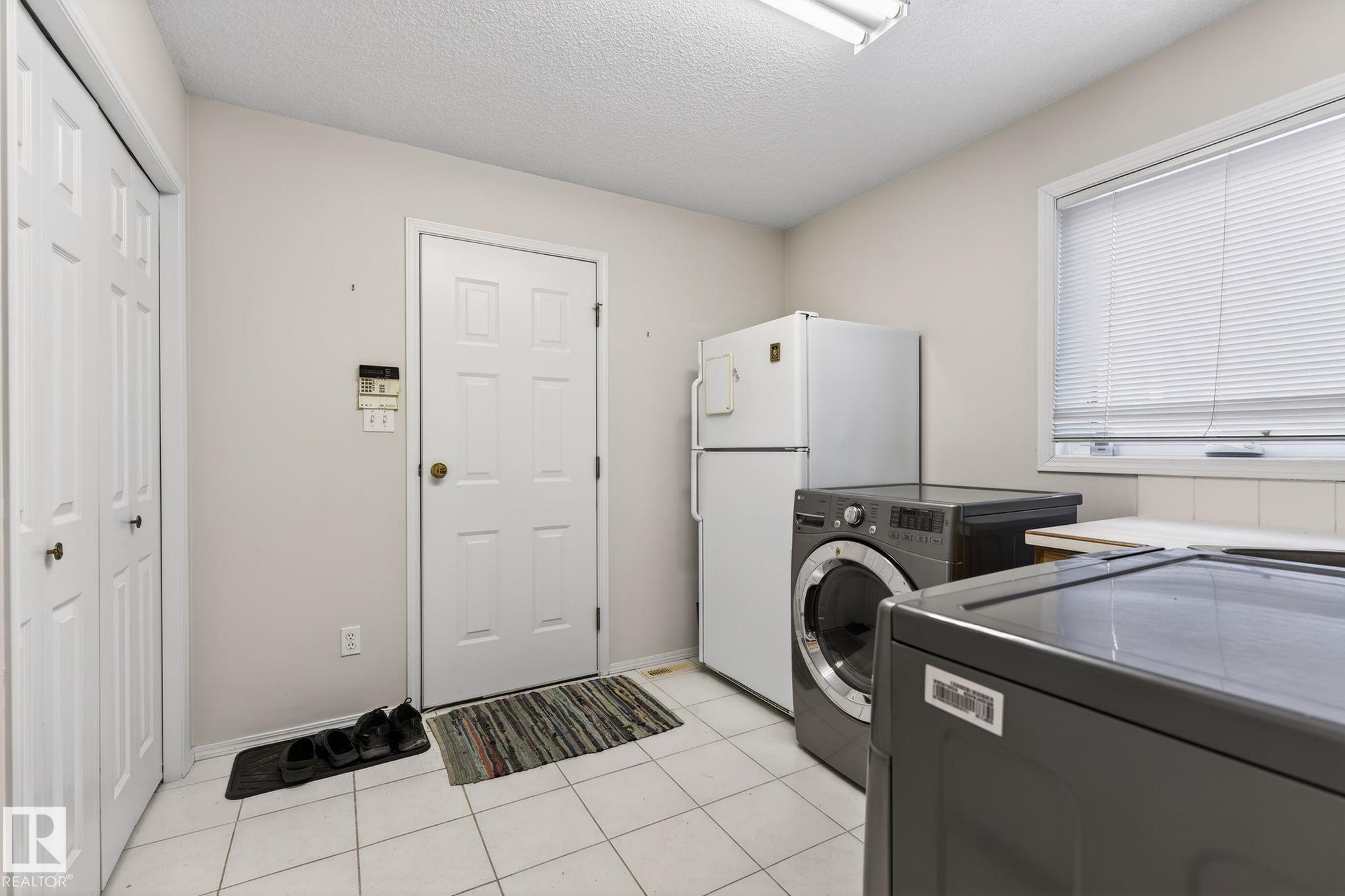 Photo 21 at 313 Hedley Way NW, Henderson Estates, Edmonton