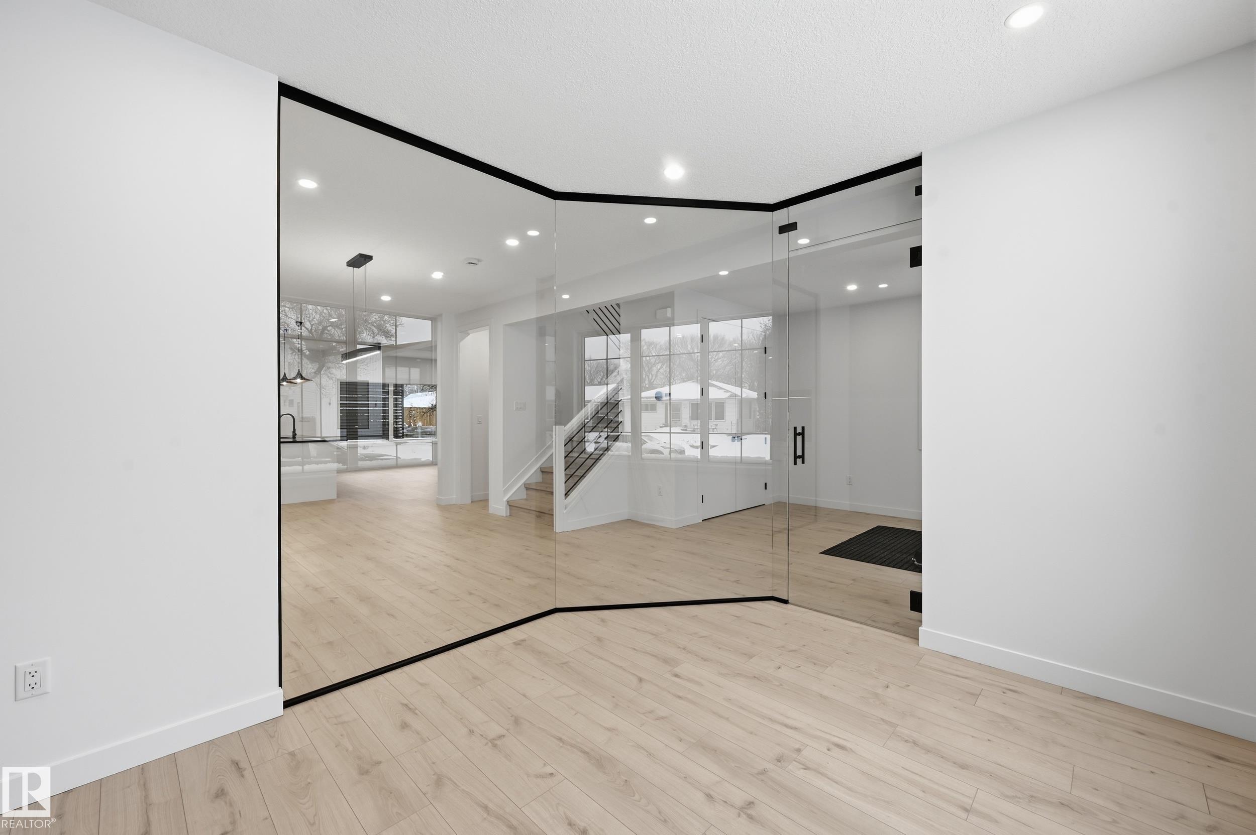 https://zimg.paragon.ice.com/ParagonImages/Property/PM/RAE/225387157/19/0/0/2ab0e0bfd6e9bffb35384b242493aedf/1/c5a772a1adaabda93f150526f49db615/225387157-1a1b4efe-9cf9-445c-82c1-51ad57beaa3e.JPG