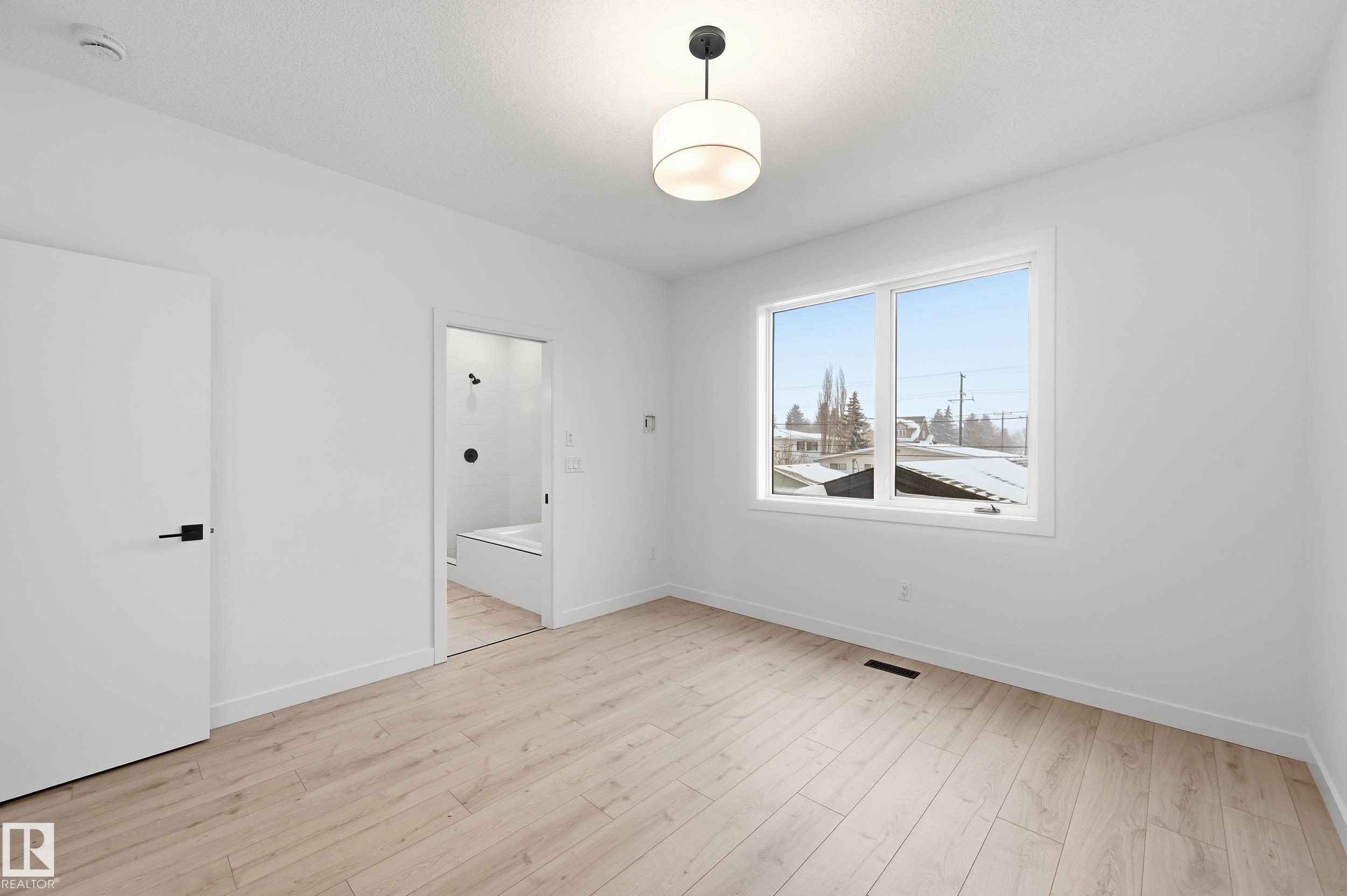 https://zimg.paragon.ice.com/ParagonImages/Property/PM/RAE/225387157/30/0/0/7d1d6378ec4c4f5415d96ab89c67e4b3/1/c5a772a1adaabda93f150526f49db615/225387157-fcf3cca4-1953-4703-822d-b7dff02d9658.JPG