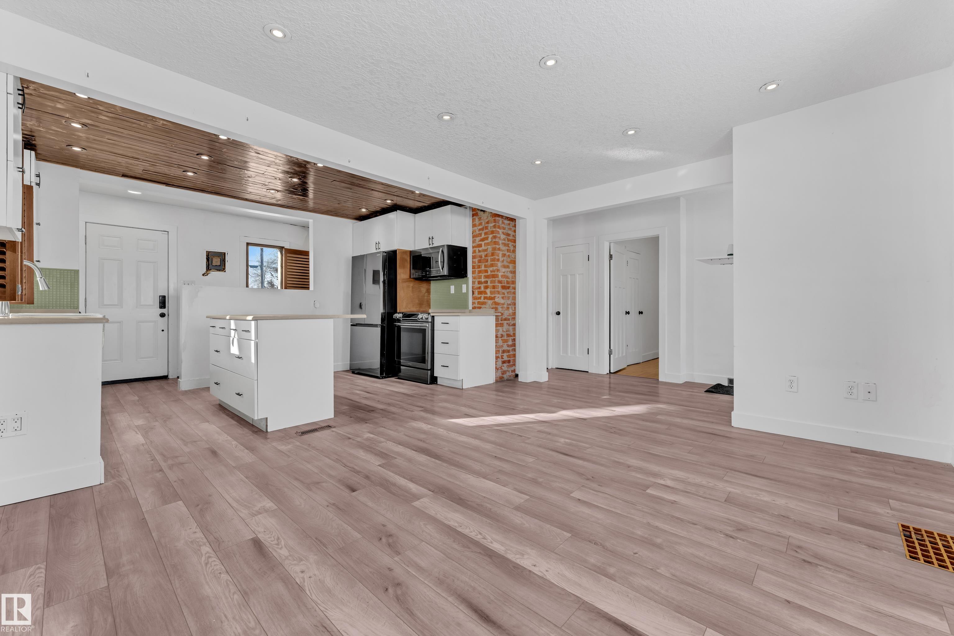 Photo 10 at 12410 79 Street NW, Elmwood Park, Edmonton