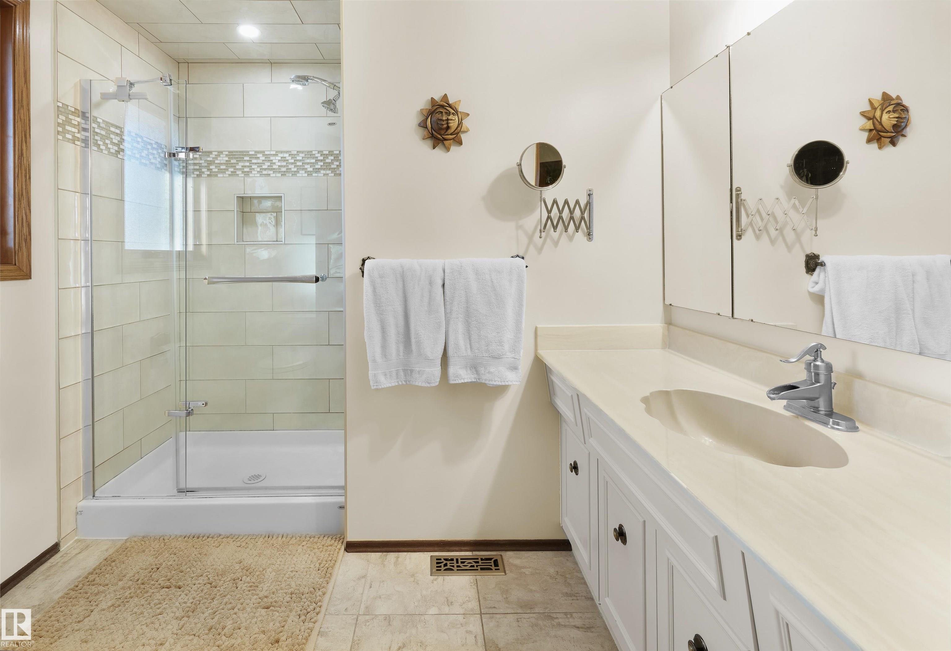 Photo 25 at 10908 Bearspaw Drive W NW, Bearspaw, Edmonton