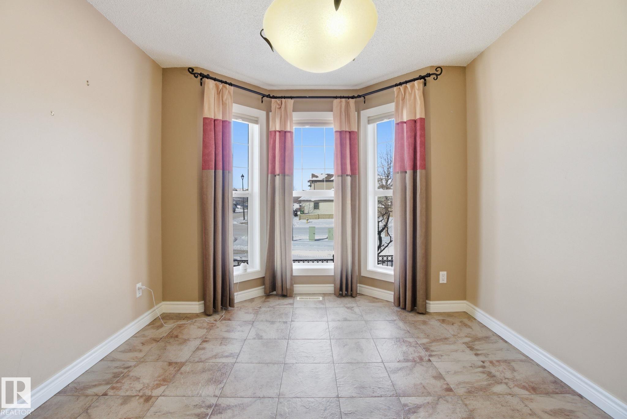 Photo 9 at 61 Suntree Promenade, Suntree, Leduc