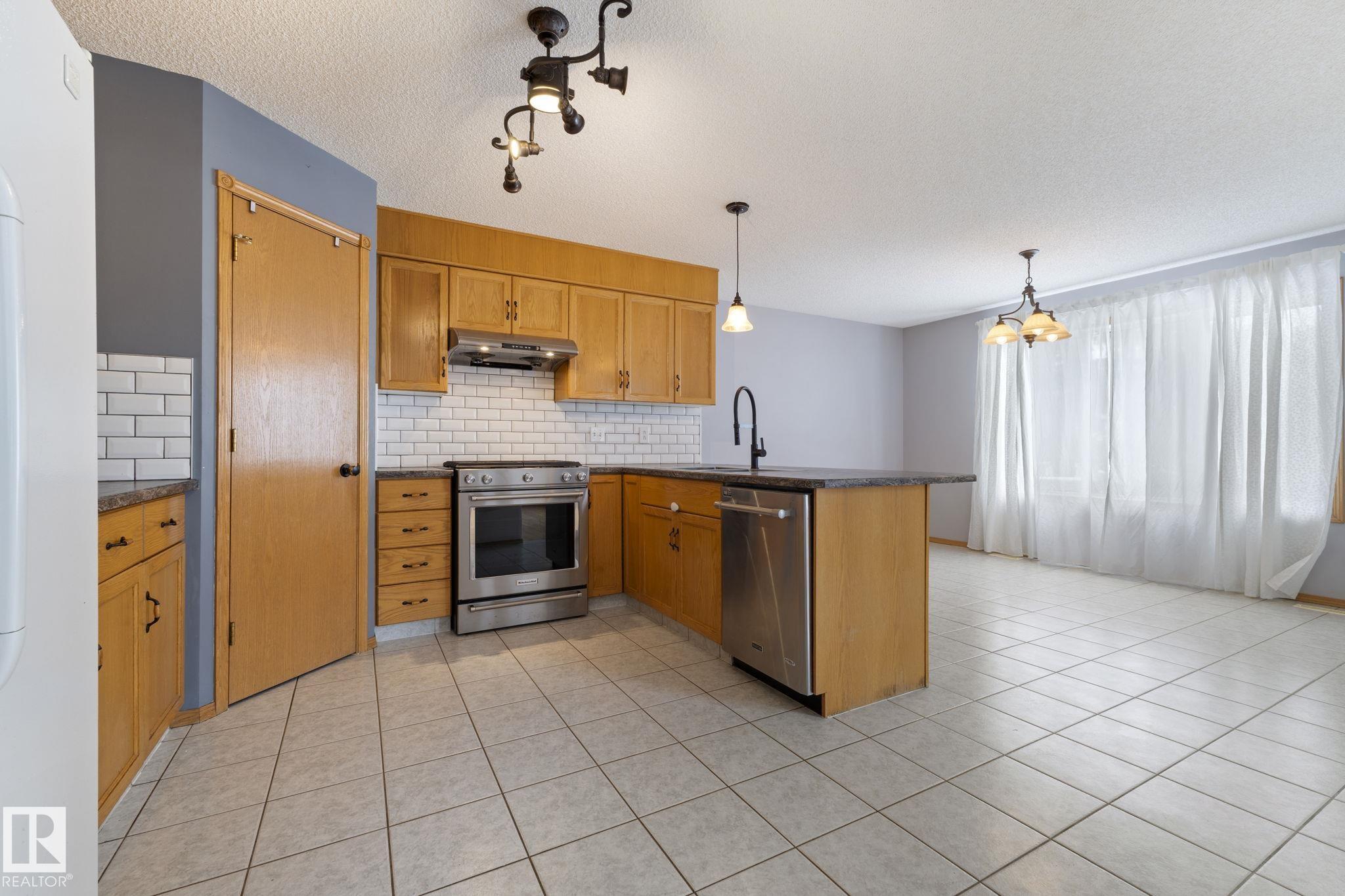 Photo 12 at 752 Whiston Court NW, Oleskiw, Edmonton