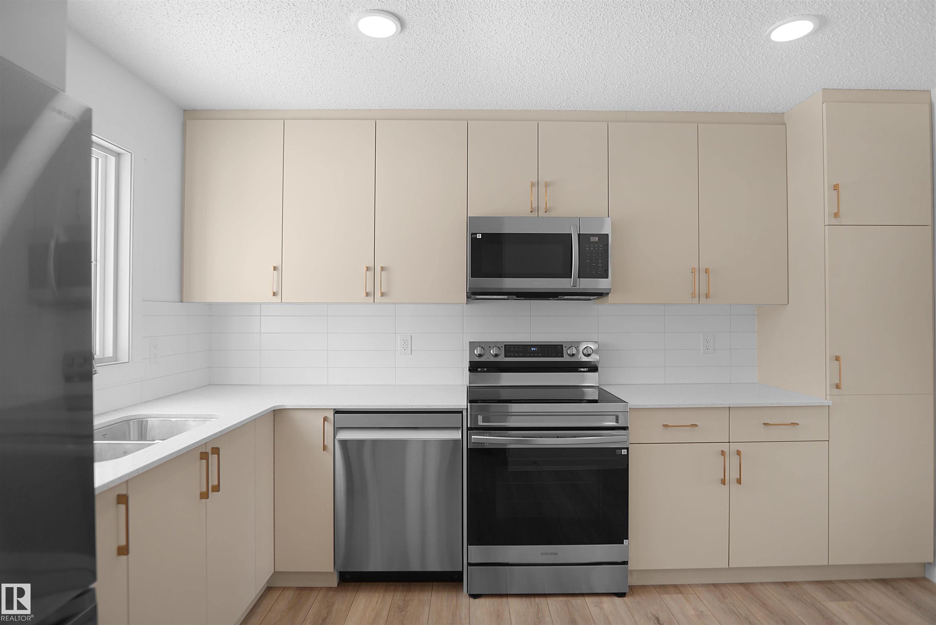 Photo 10 at 40 - 531 Merlin Landing NW, Hawks Ridge, Edmonton