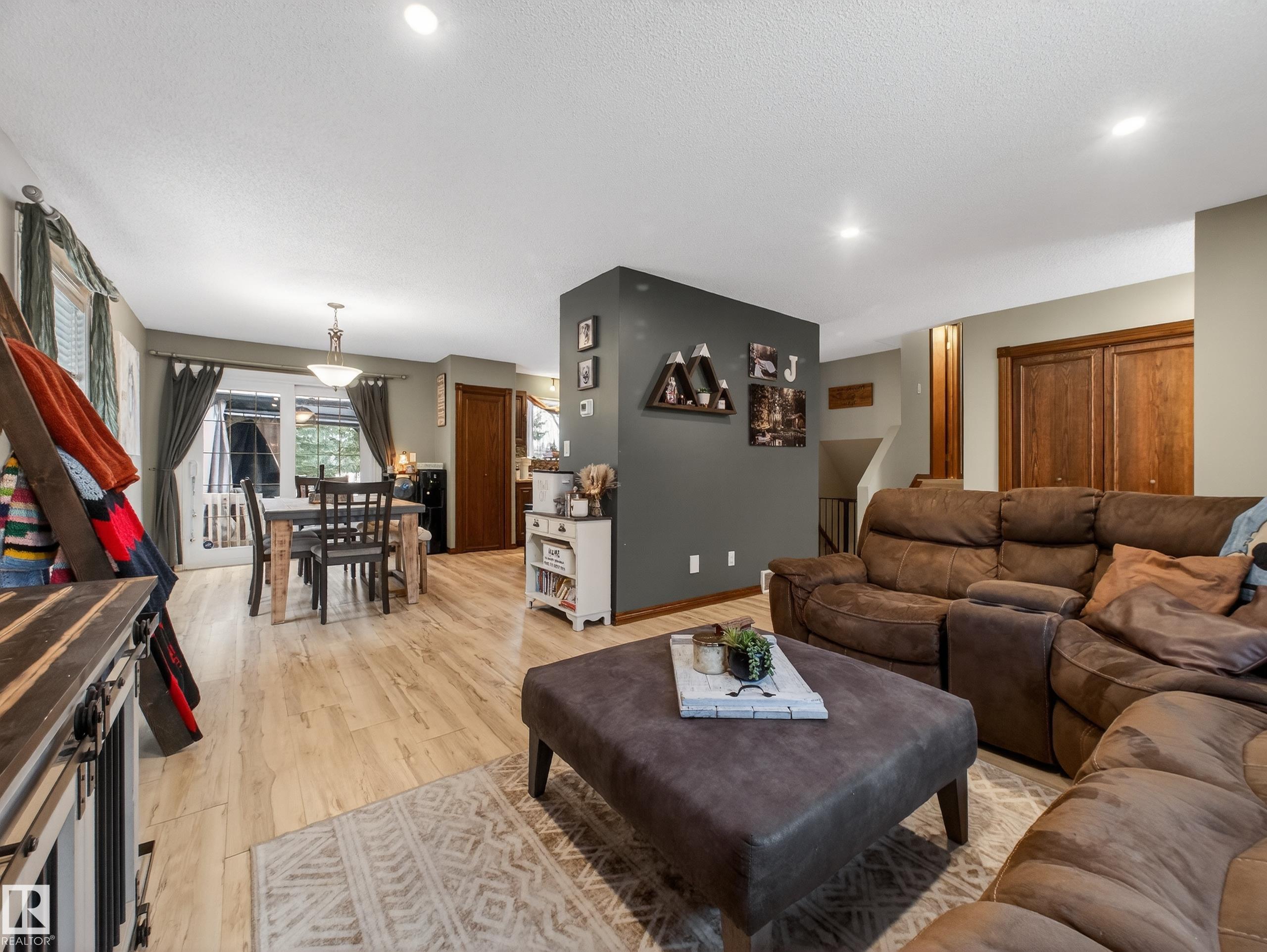 Photo 8 at 2 - 52510 Rge Road 213, Beaver Valley Estates, Rural Strathcona County