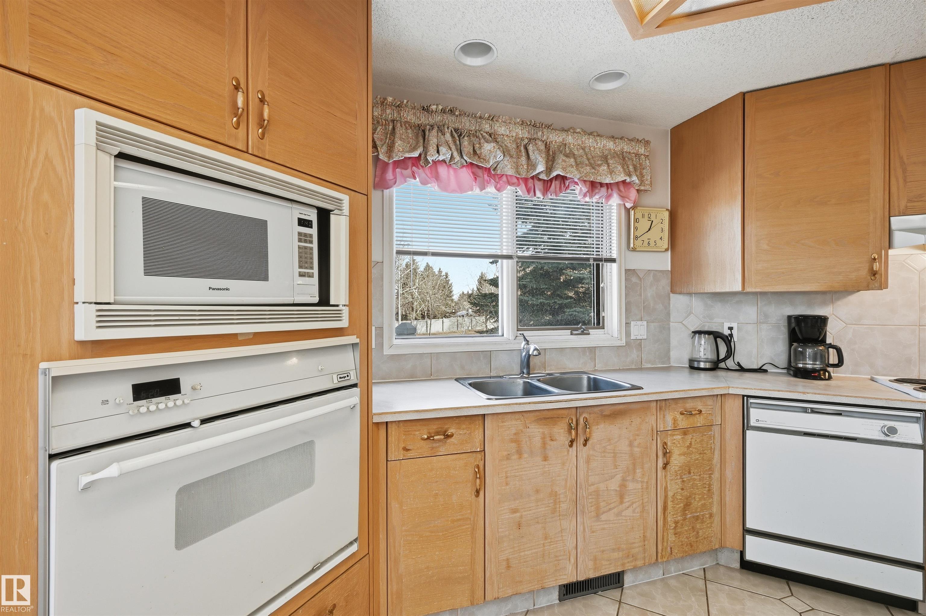 Photo 18 at 27 Cormack Crescent NW, Carter Crest, Edmonton