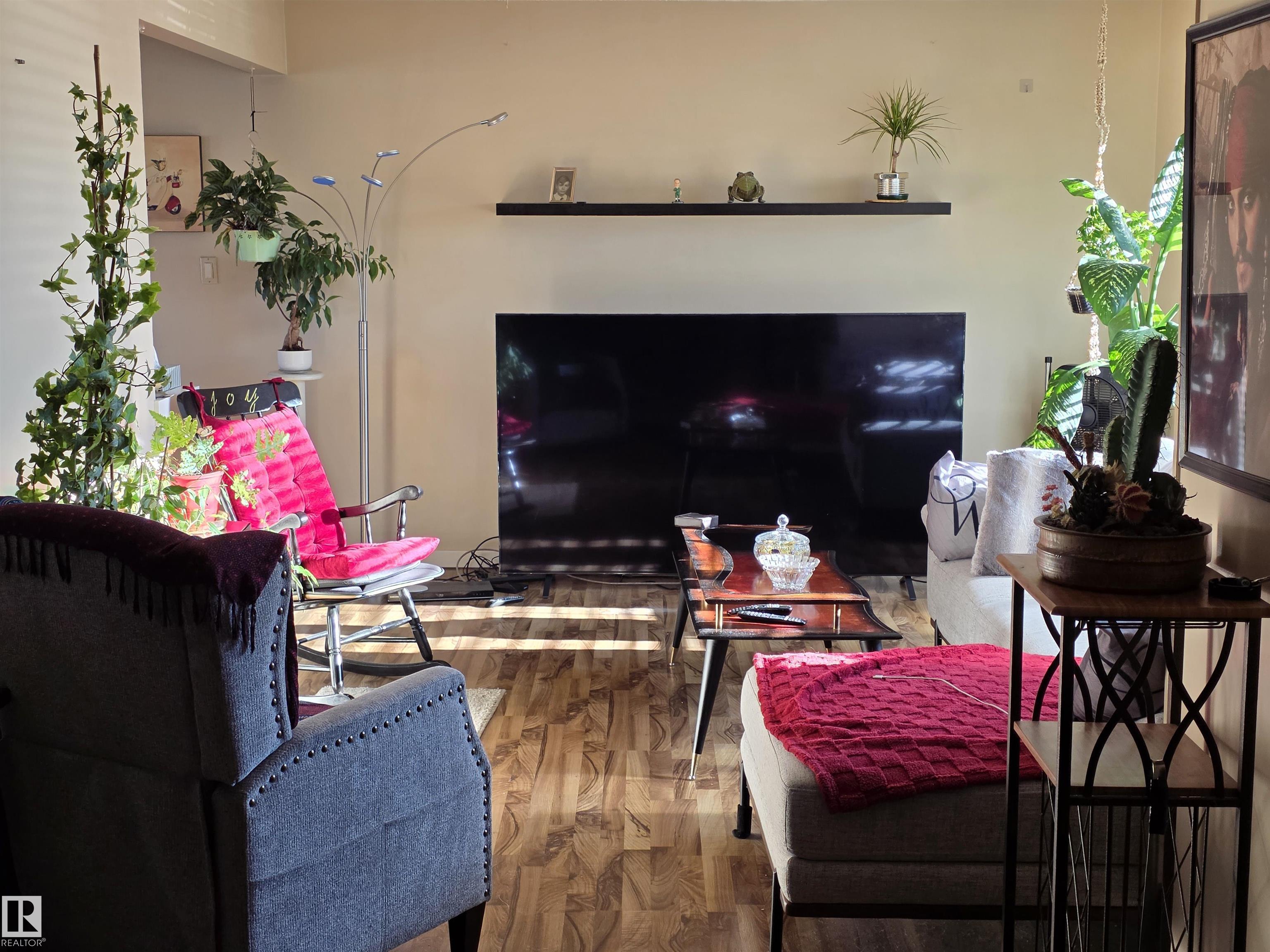 Photo 2 at 16142 110b Avenue NW, Mayfield, Edmonton