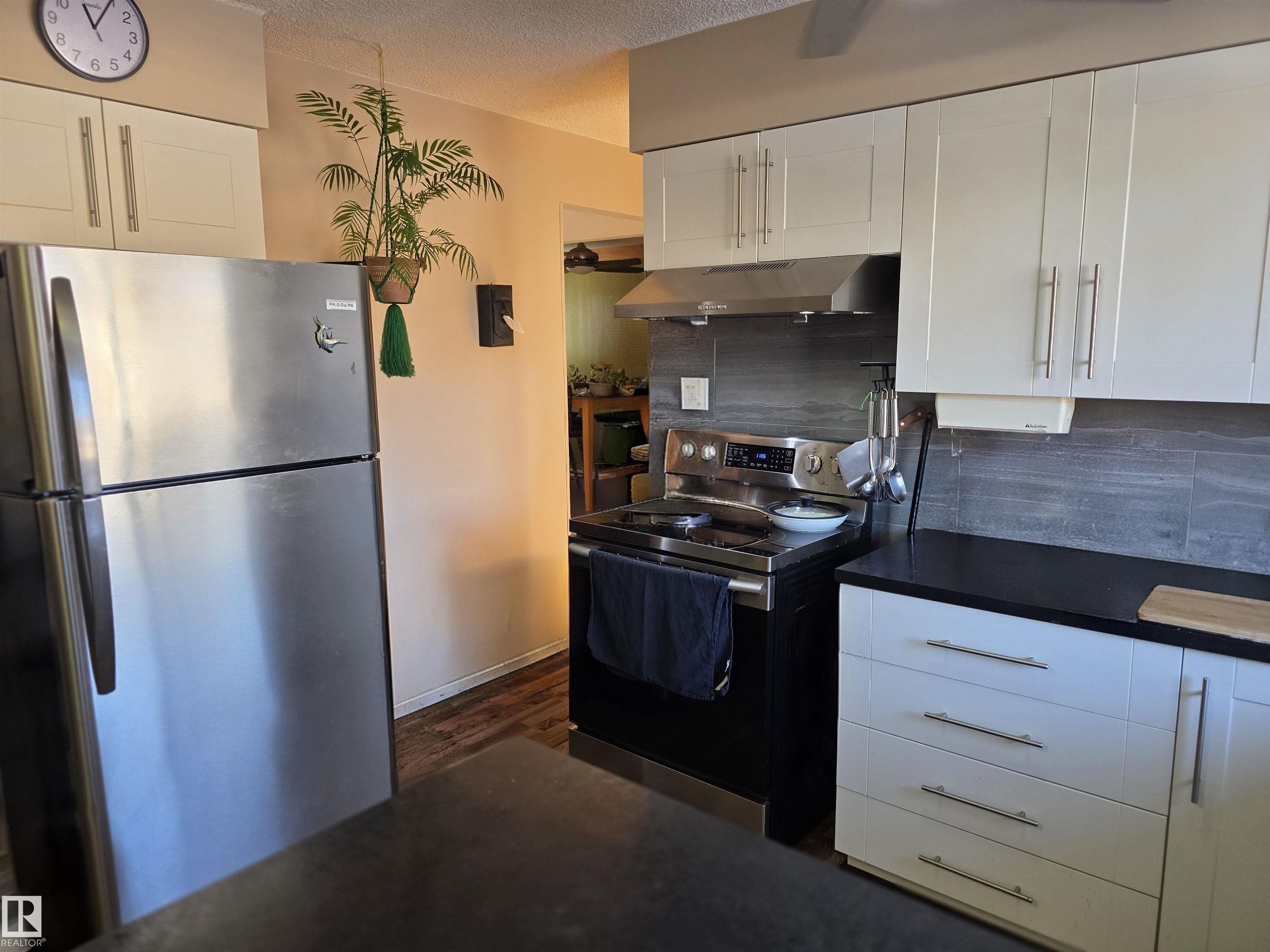 Photo 8 at 16142 110b Avenue NW, Mayfield, Edmonton