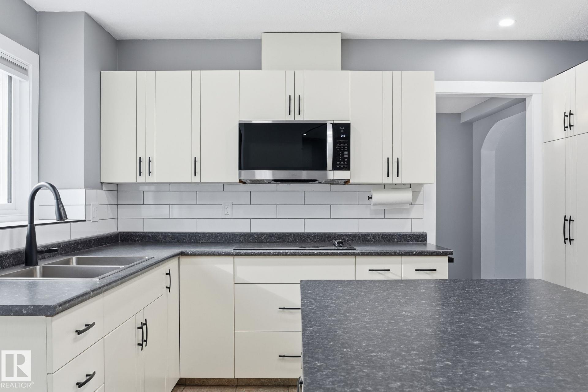 Photo 11 at 11019 10 Avenue NW, Twin Brooks, Edmonton