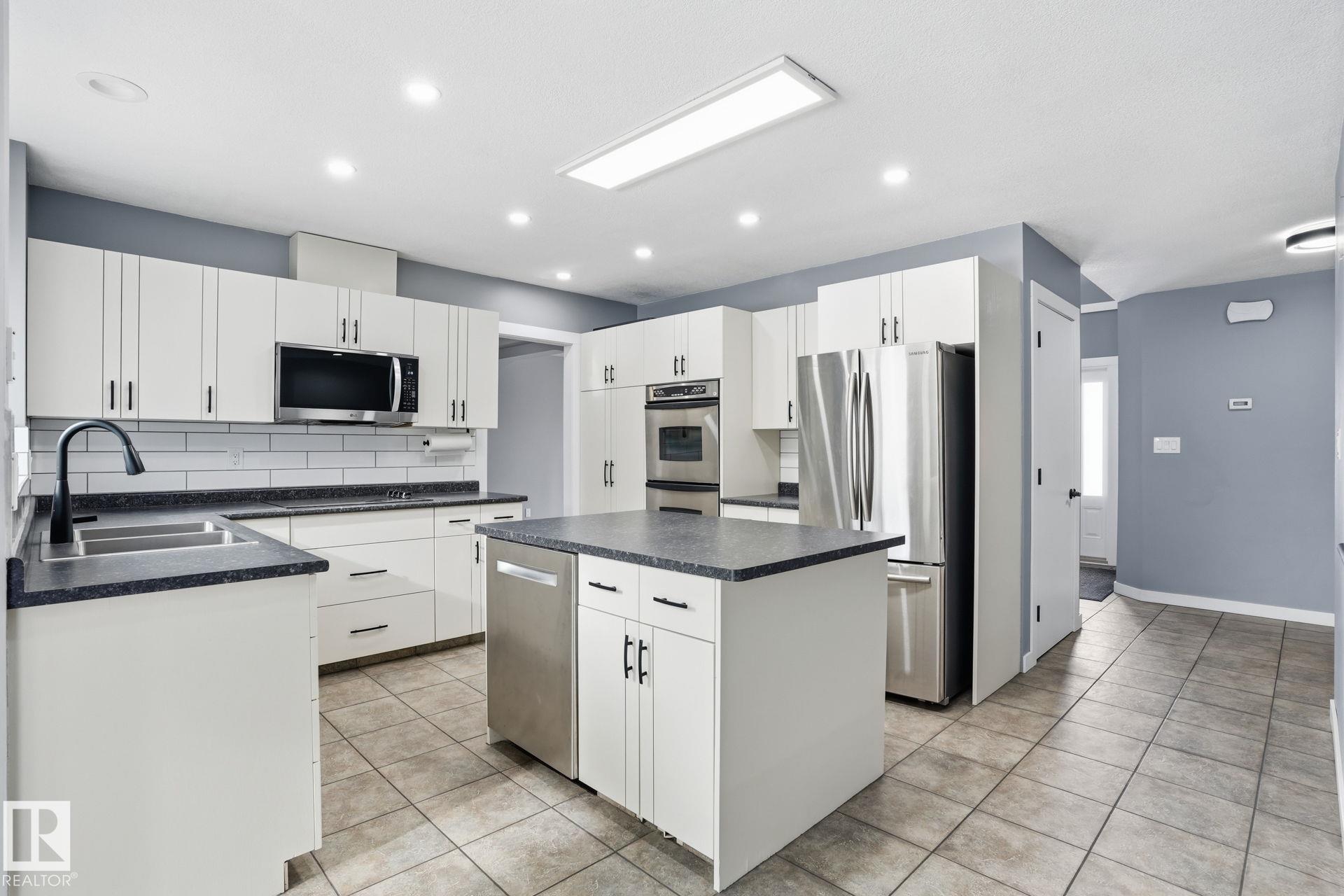 Photo 10 at 11019 10 Avenue NW, Twin Brooks, Edmonton