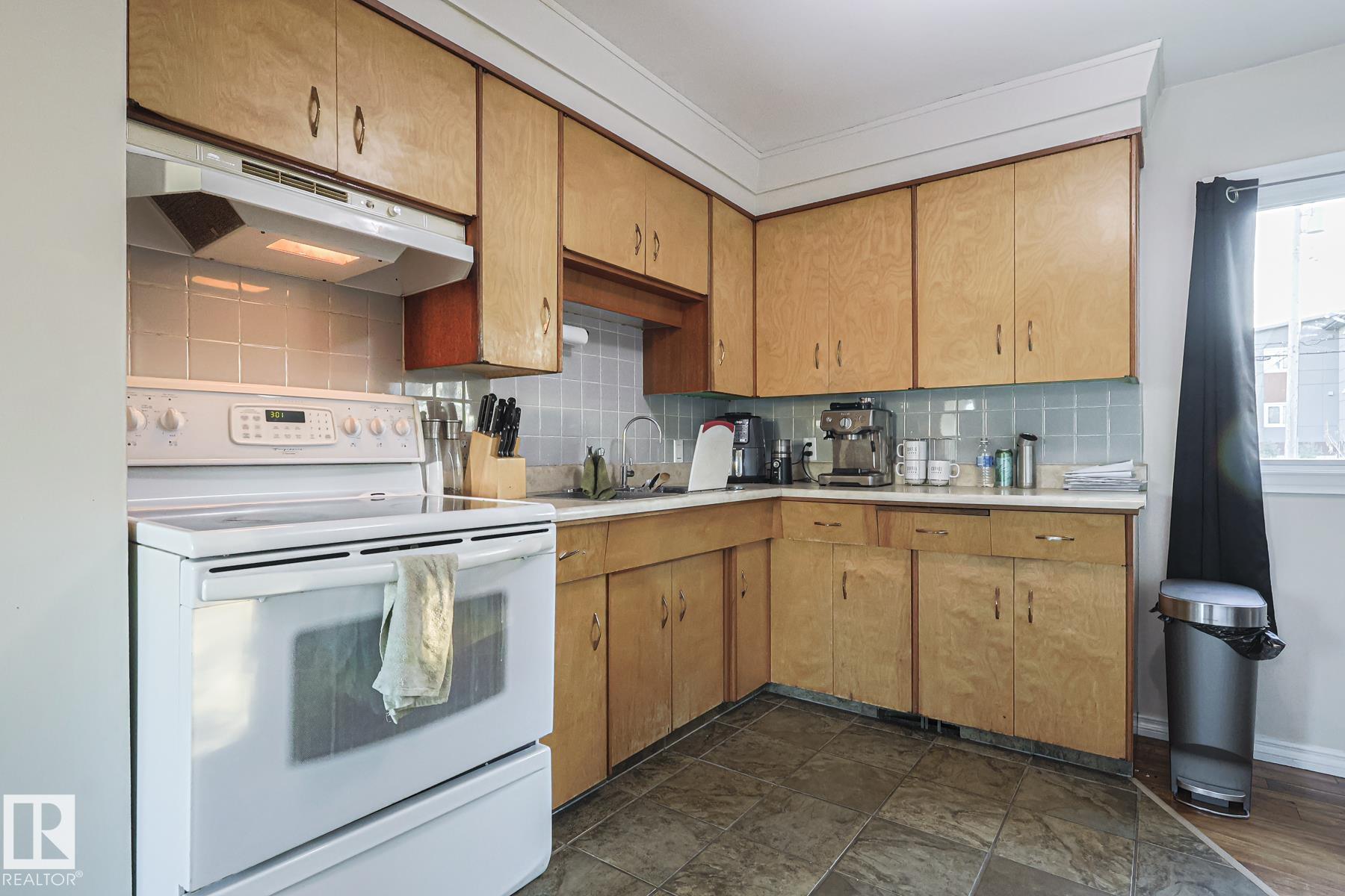 Photo 8 at 16025 100a Avenue NW, Glenwood, Edmonton