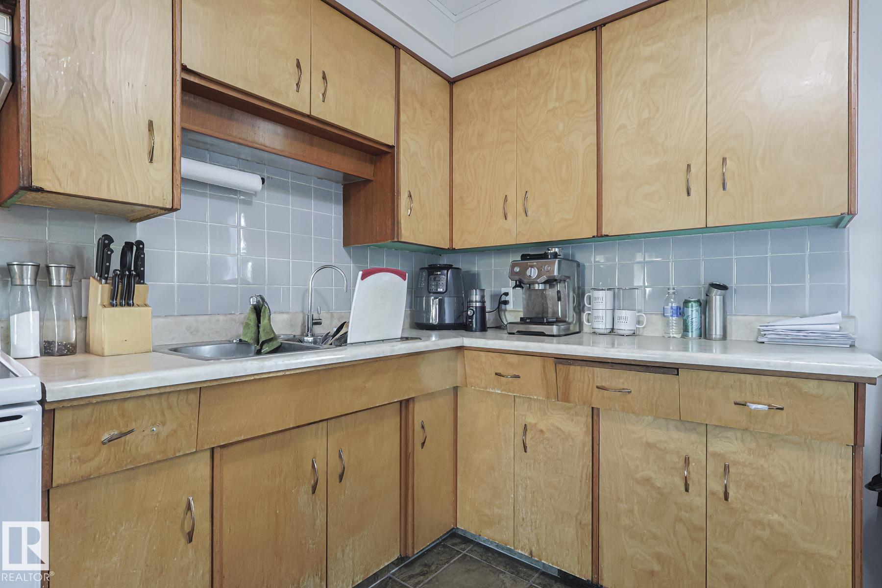 Photo 9 at 16025 100a Avenue NW, Glenwood, Edmonton