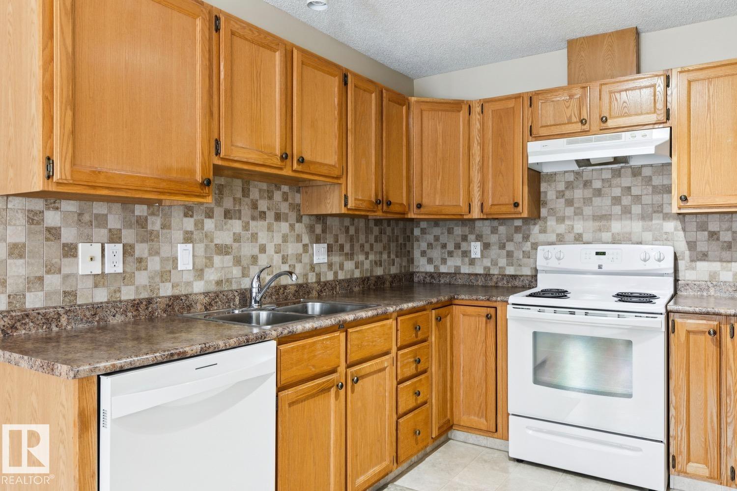 https://zimg.paragon.ice.com/ParagonImages/Property/PM/RAE/225388249/14/0/0/5ce588f9502f03a350a7d819c13ce384/1/999ab1536dc41aabda0f22835d31e177/225388249-28f8d95a-8e37-42aa-bf7c-f4a47f70433f.JPG