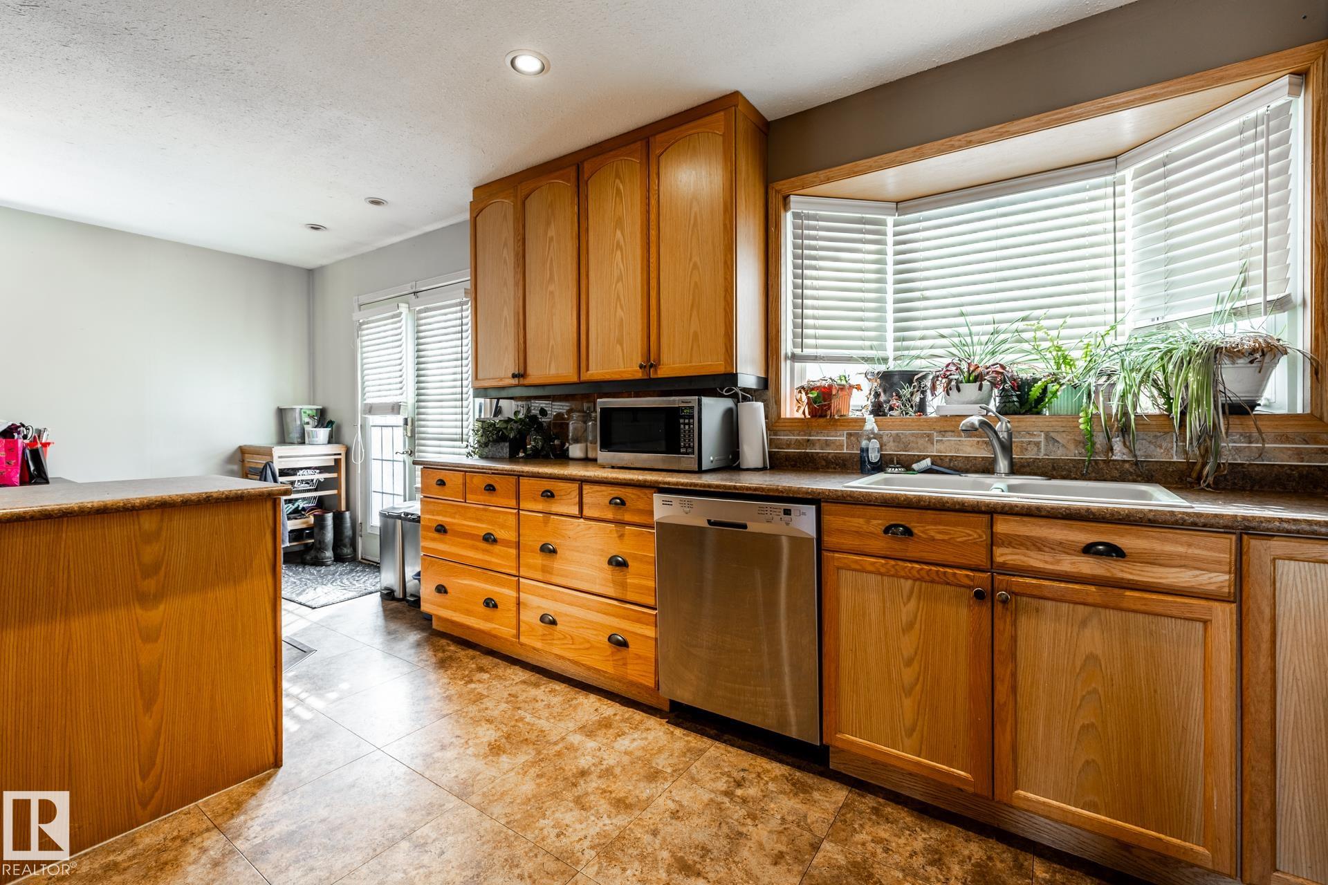 Photo 13 at 69 Amherst Crescent, Akinsdale, St. Albert