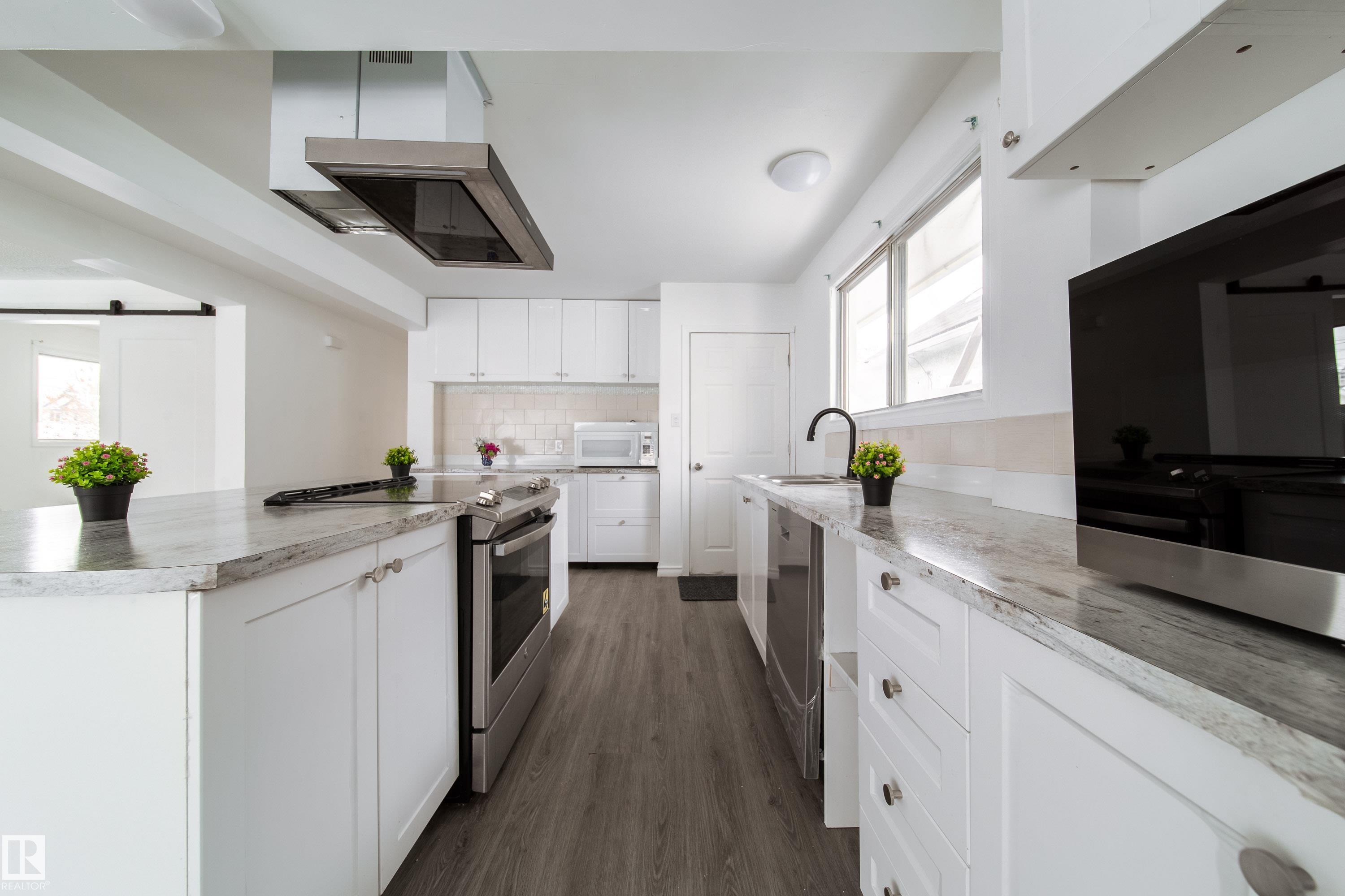 Photo 12 at 11430 81 Street NW, Parkdale, Edmonton