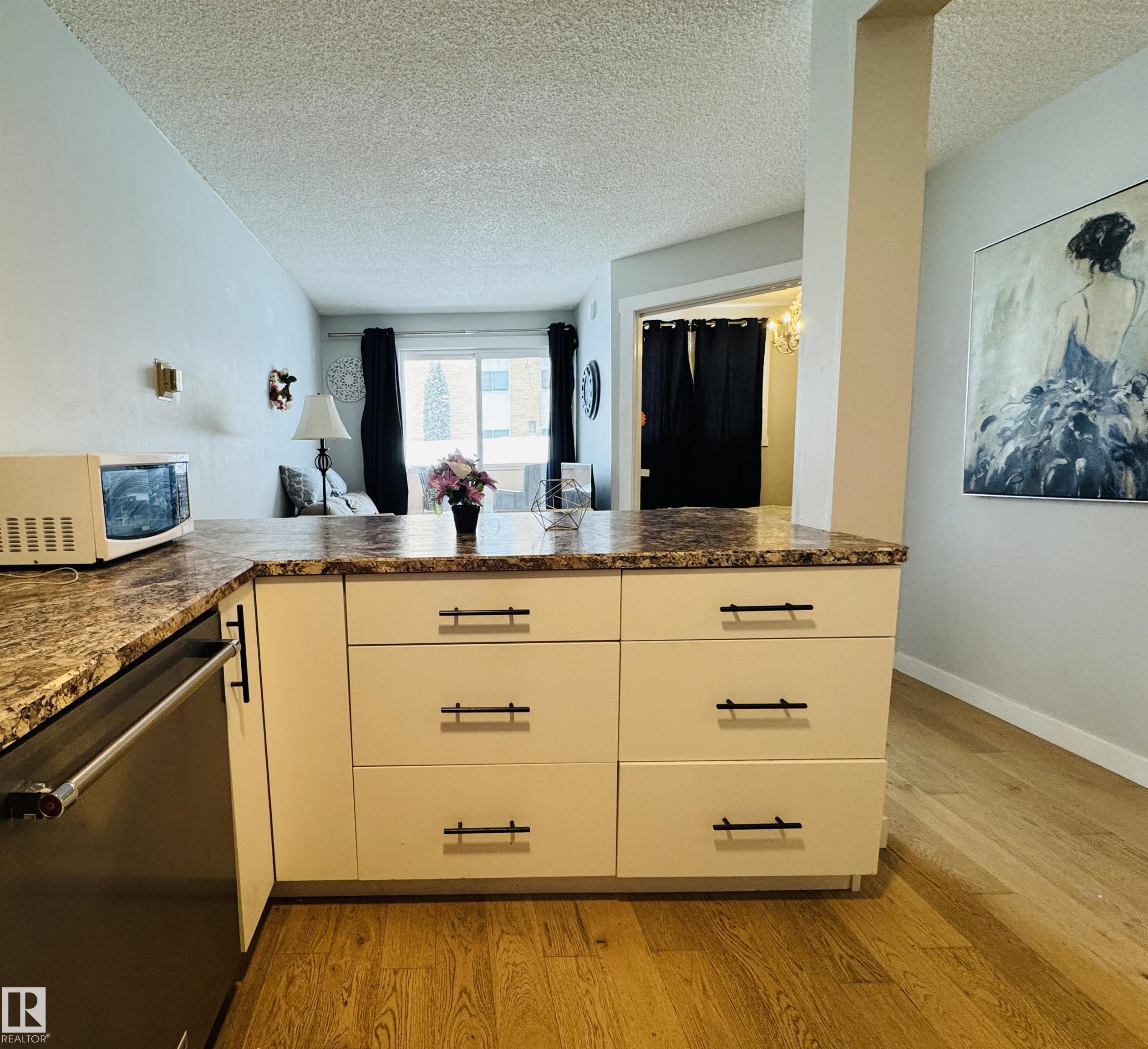 105 - 10230 120 Street NW, Wîhkwêntôwin, Edmonton