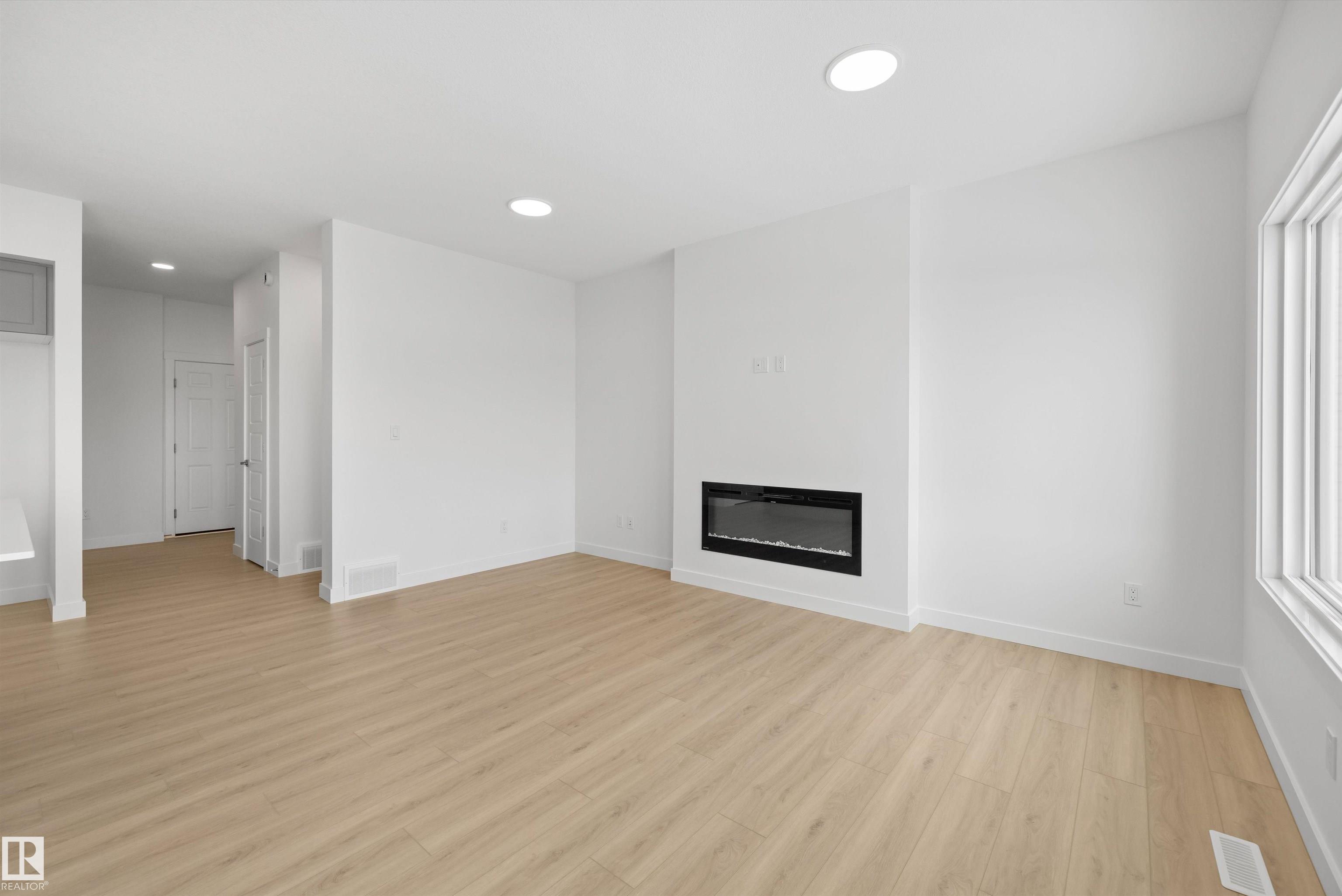 https://zimg.paragon.ice.com/ParagonImages/Property/PM/RAE/225388566/14/0/0/1b870399a051f303b758150d82a86ad2/1/af83832461283c8d88e31cd2fc3e2cea/225388566-c45c6f7d-b3e9-4062-9645-cd9576f79d6b.JPG