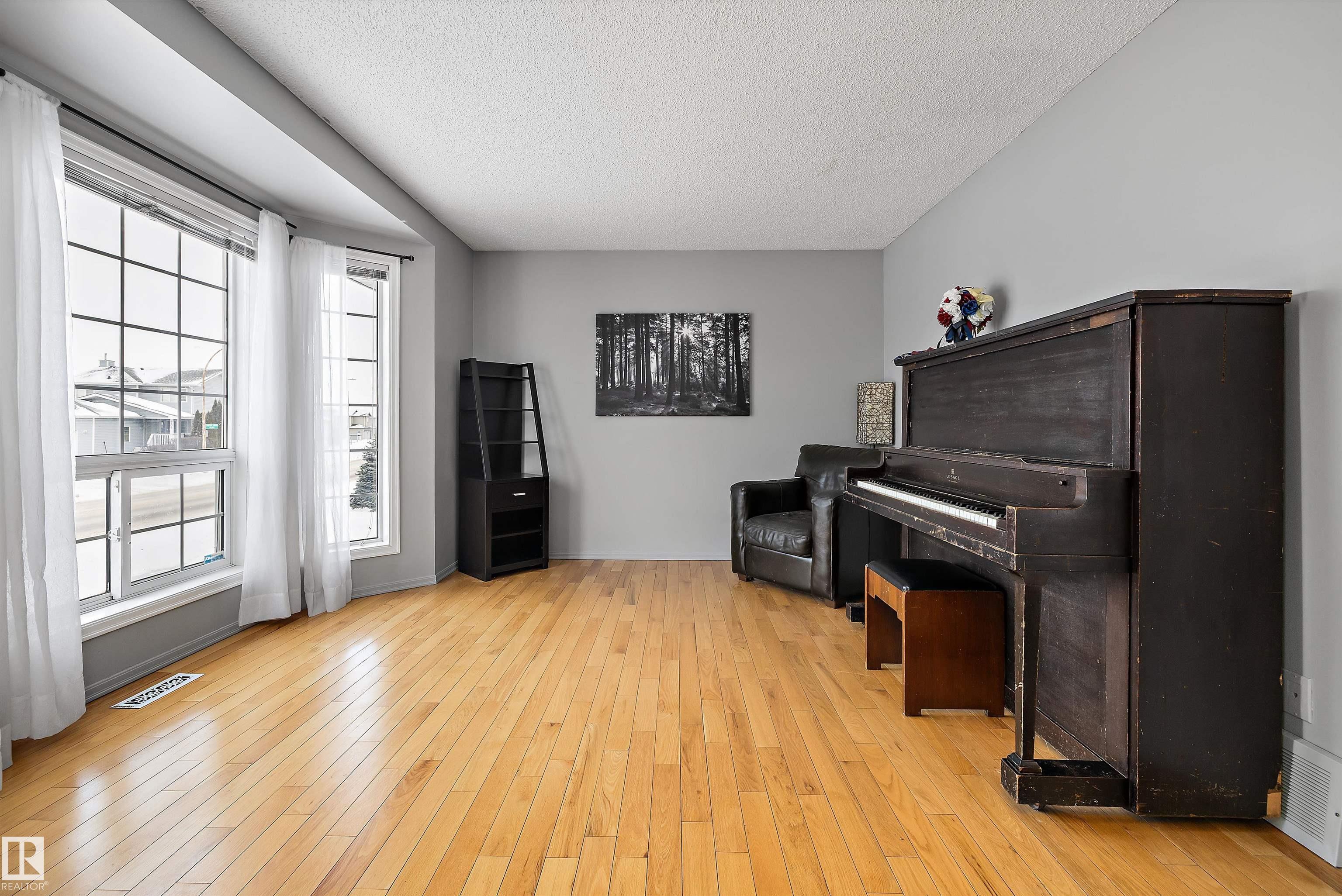 Photo 11 at 8007 160 Avenue NW, Mayliewan, Edmonton