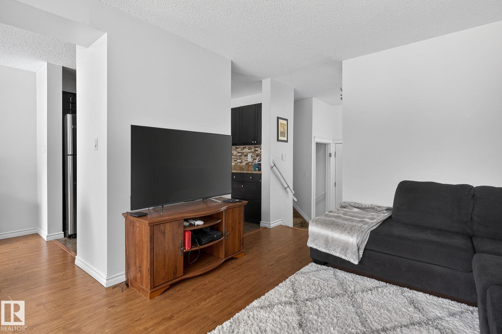 Photo 9 at 207 Callingwood Place NW, Callingwood South, Edmonton