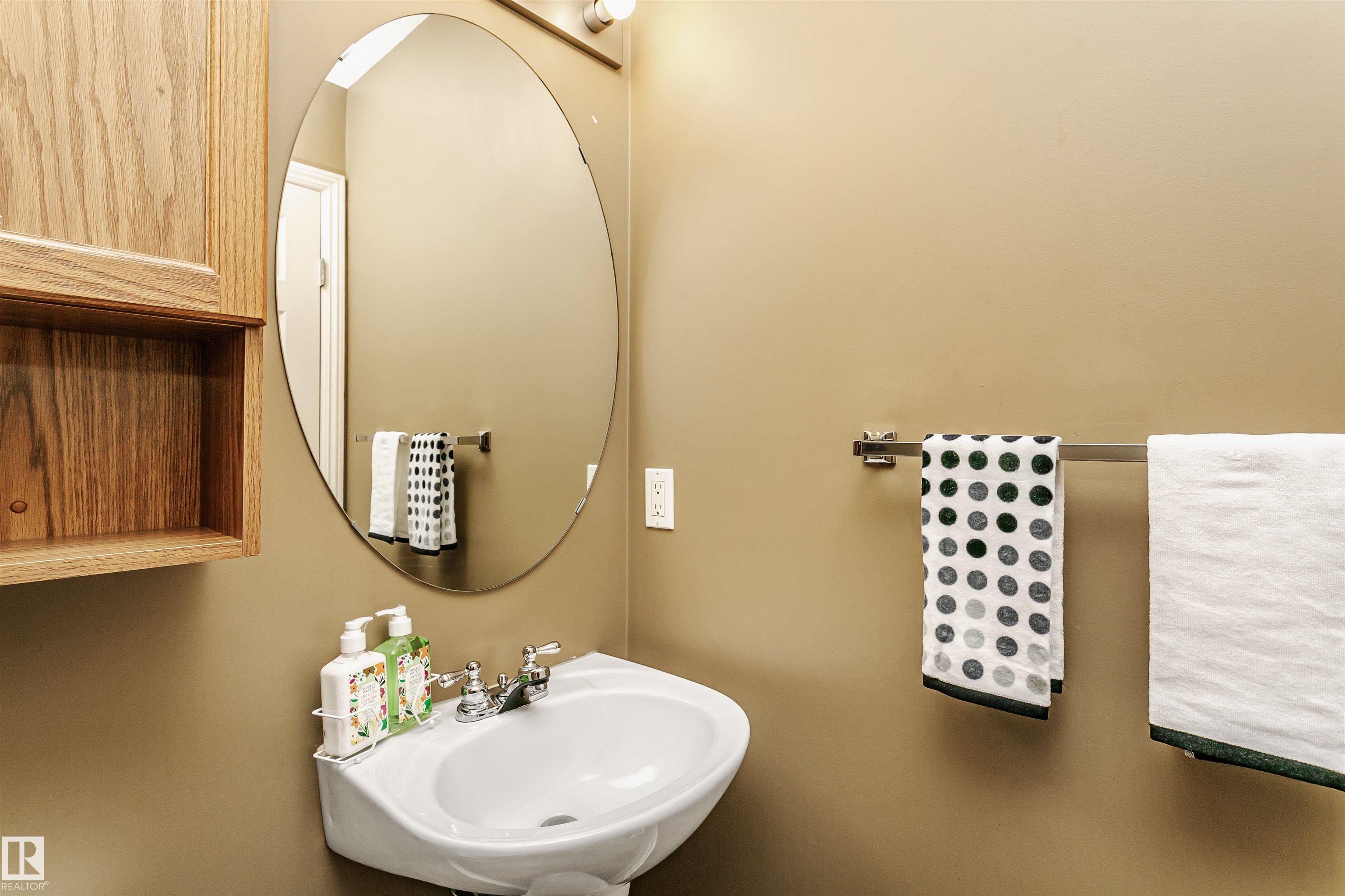 Photo 13 at 607 Windross Crescent NW, Wild Rose, Edmonton