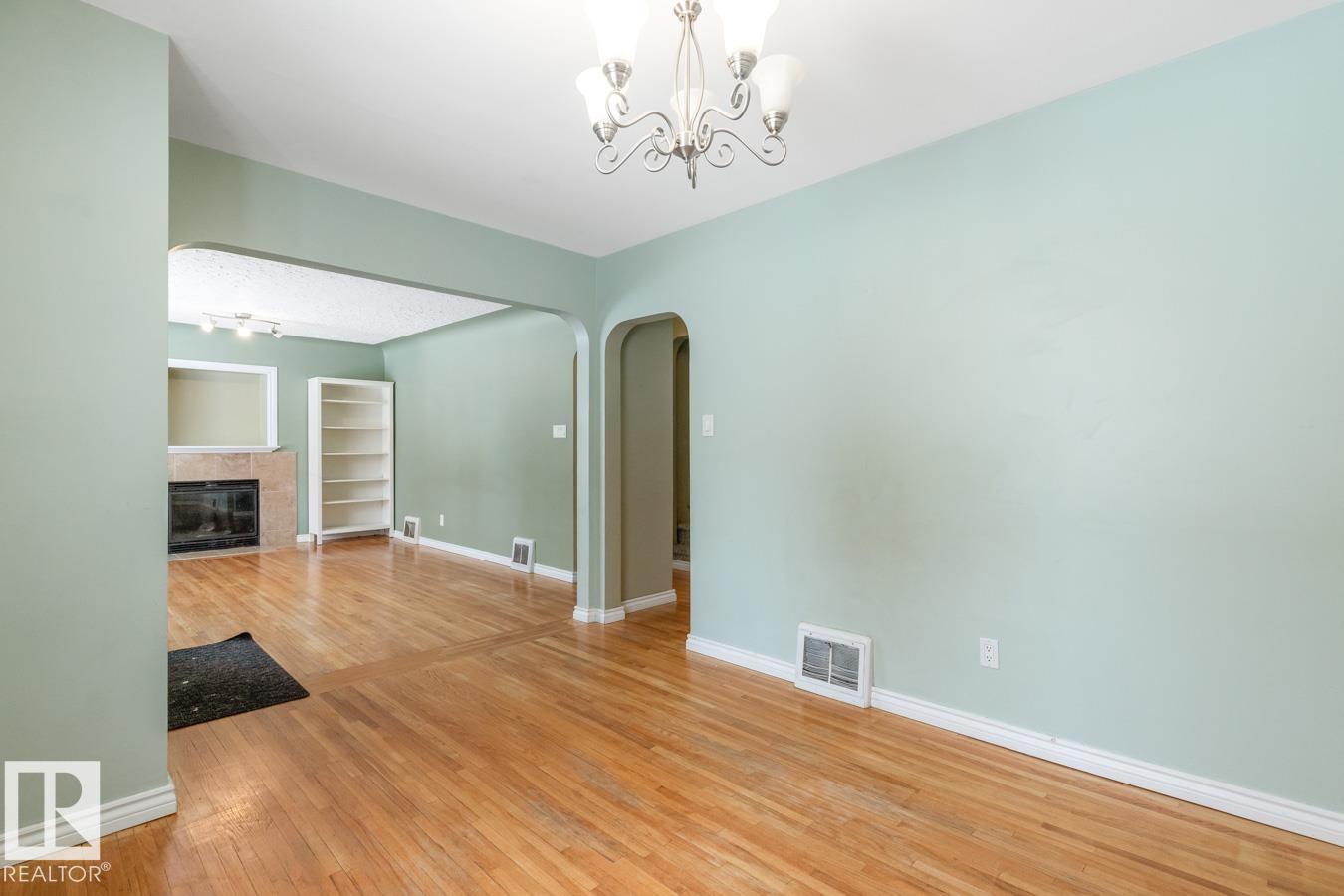 Photo 14 at 9535 69 Avenue NW, Hazeldean, Edmonton