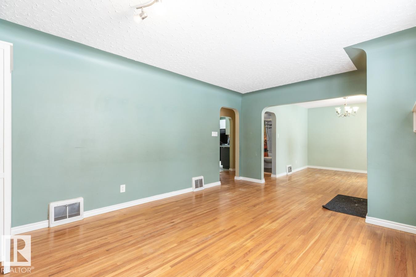 Photo 7 at 9535 69 Avenue NW, Hazeldean, Edmonton