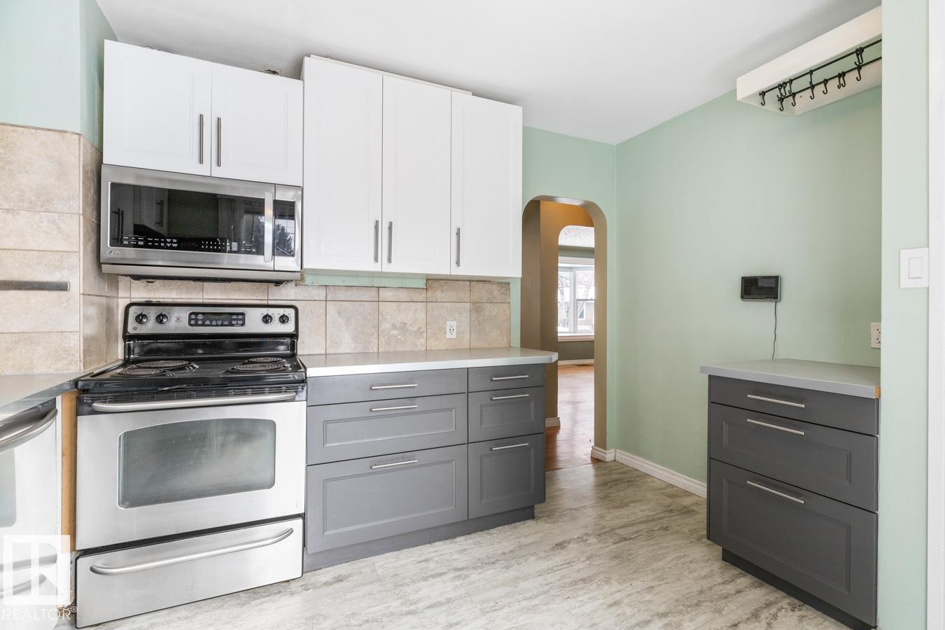 Photo 10 at 9535 69 Avenue NW, Hazeldean, Edmonton