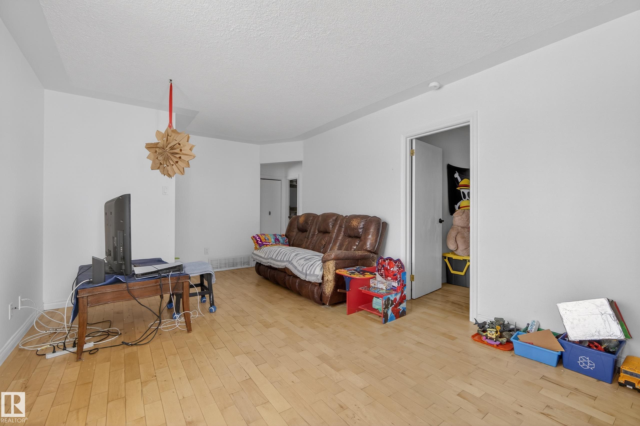 Photo 12 at 15321 110 Avenue NW, High Park, Edmonton