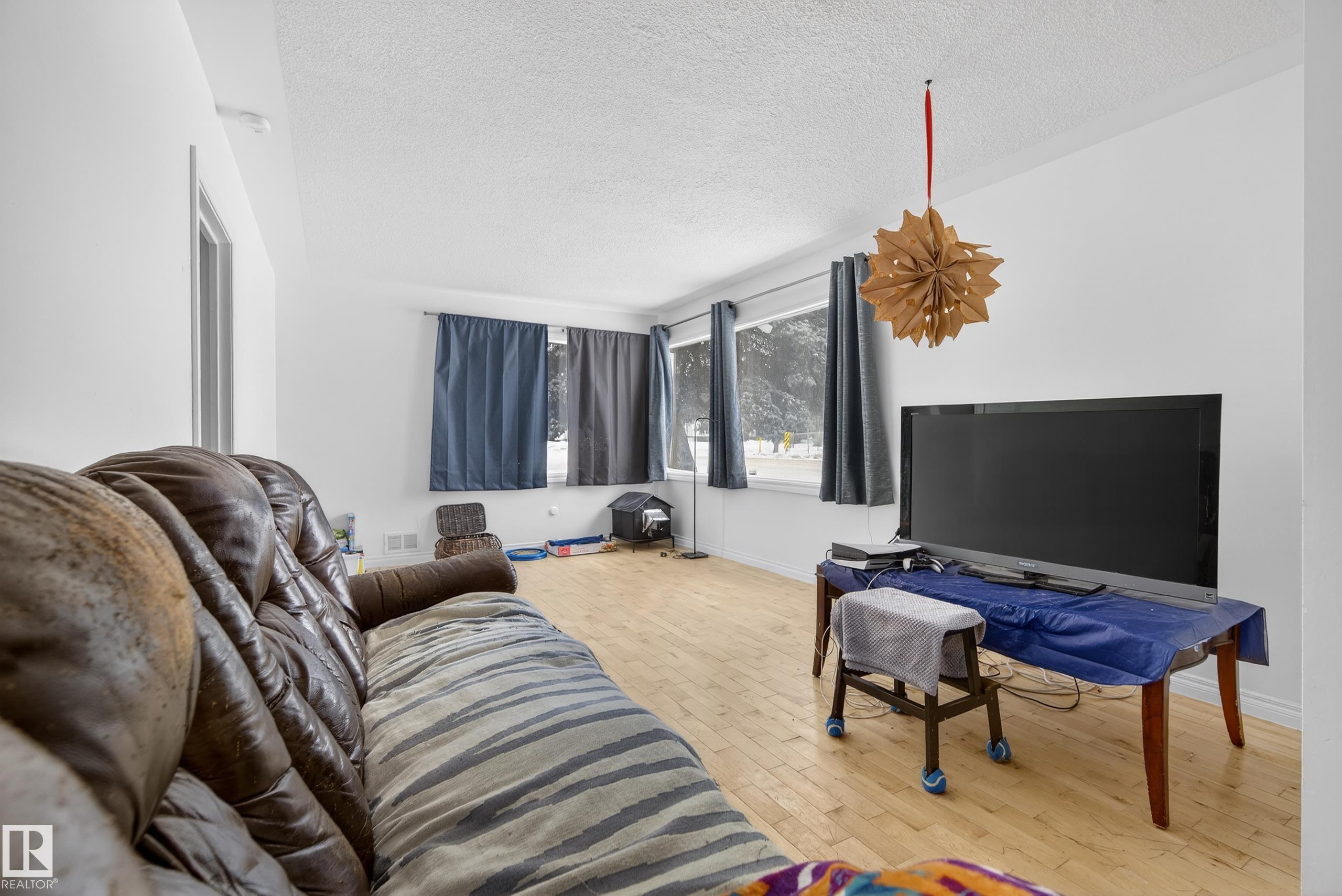 Photo 10 at 15321 110 Avenue NW, High Park, Edmonton