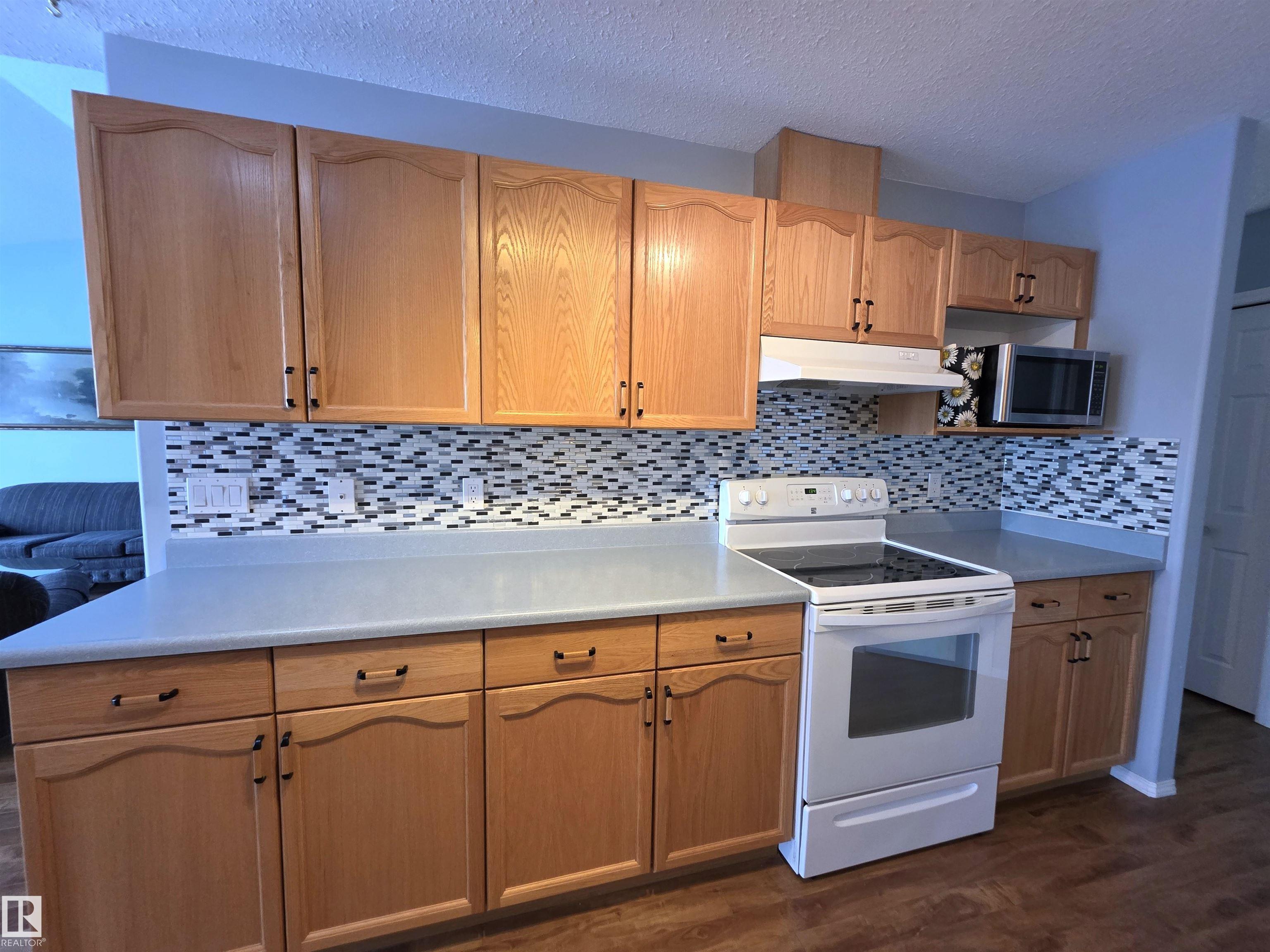 Photo 11 at 208 Ravine villa(s), Bridgeport, Leduc