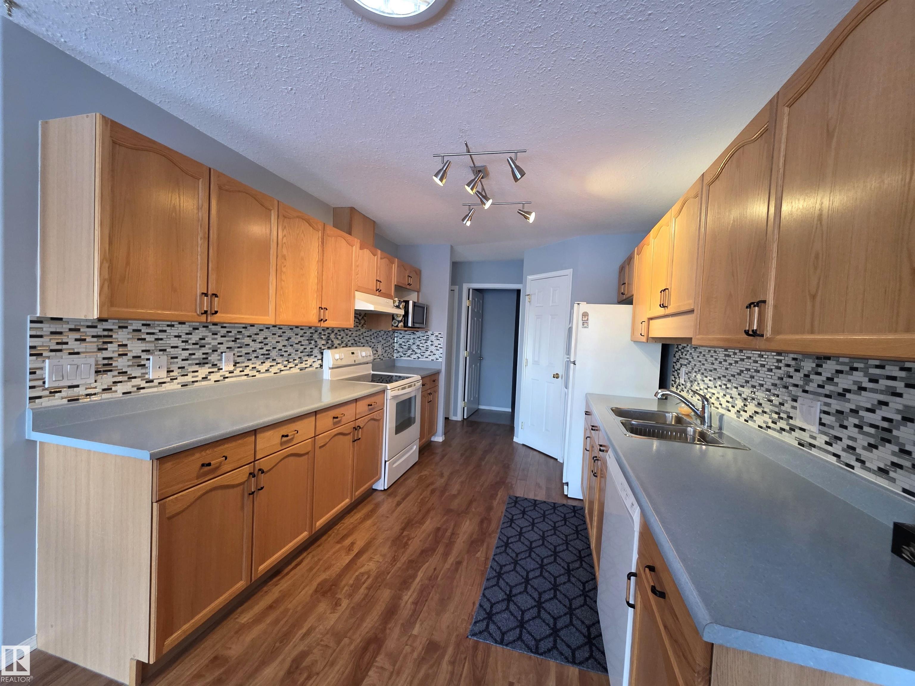 Photo 10 at 208 Ravine villa(s), Bridgeport, Leduc