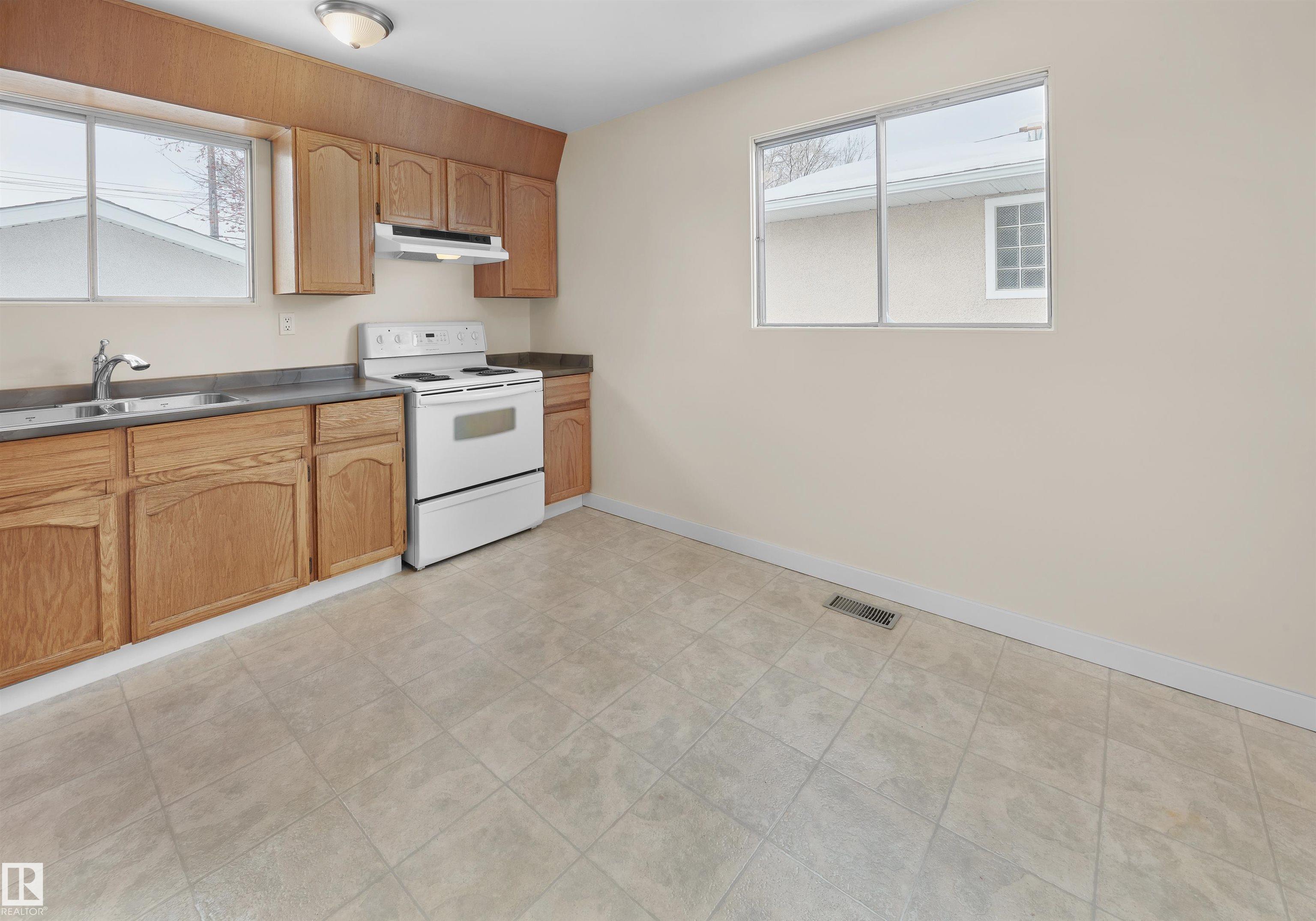 Photo 10 at 10531 52 Avenue NW, Pleasantview, Edmonton