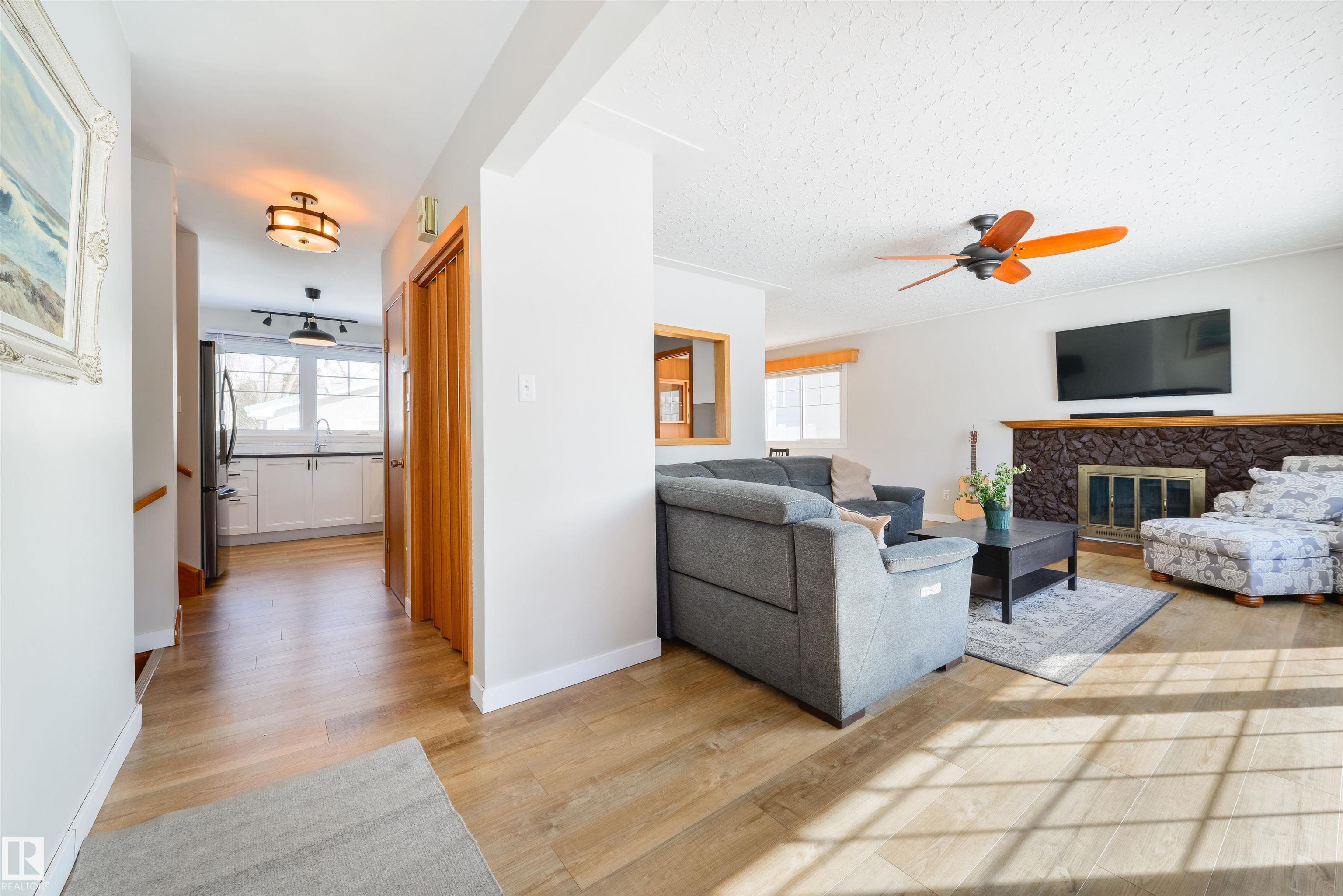 15714 89a Avenue NW, Meadowlark Park, Edmonton photo number 2